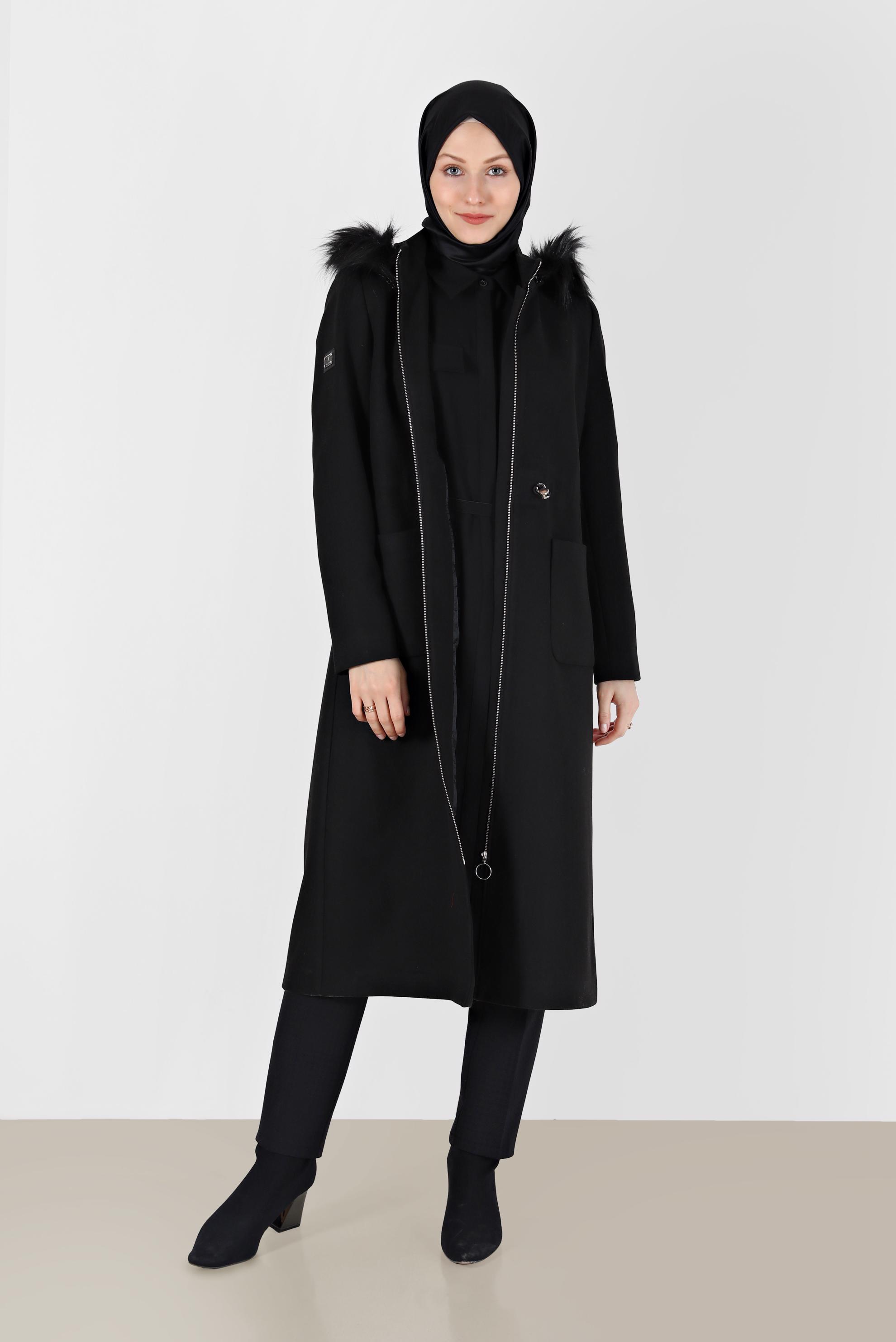Tesettür giyim SİYAH KAPÜŞONU KÜRK DETAYLI BELİ BÜZGÜLÜ KABAN 90226 