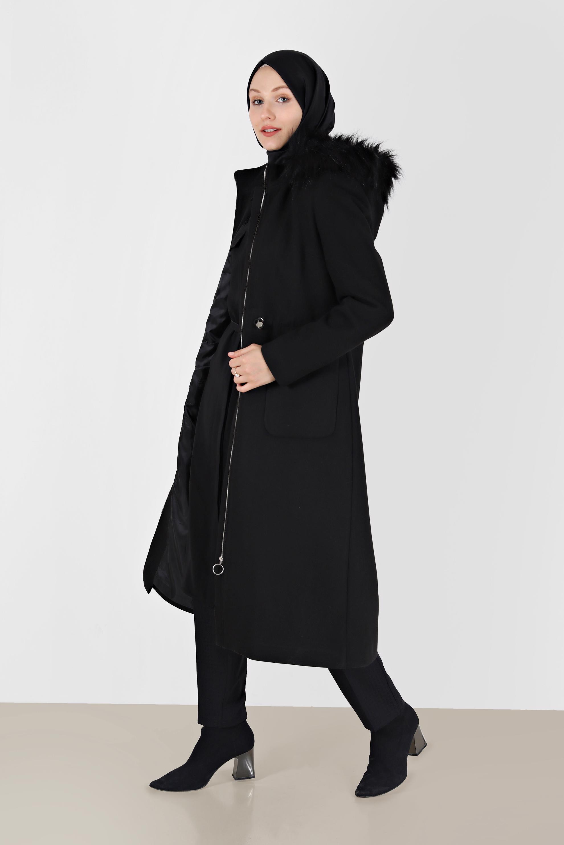 Tesettür giyim SİYAH KAPÜŞONU KÜRK DETAYLI BELİ BÜZGÜLÜ KABAN 90226 