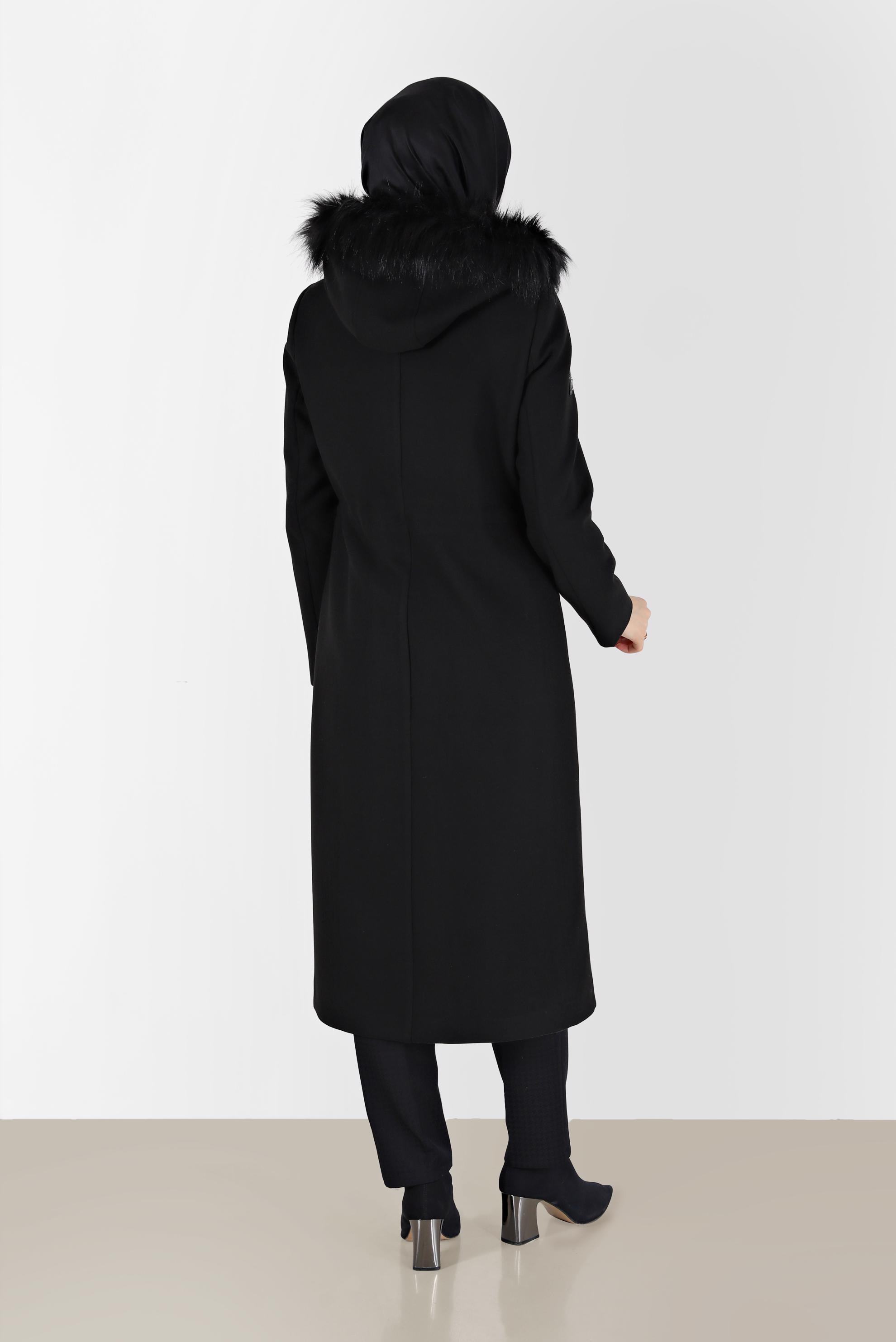 Tesettür giyim SİYAH KAPÜŞONU KÜRK DETAYLI BELİ BÜZGÜLÜ KABAN 90226 