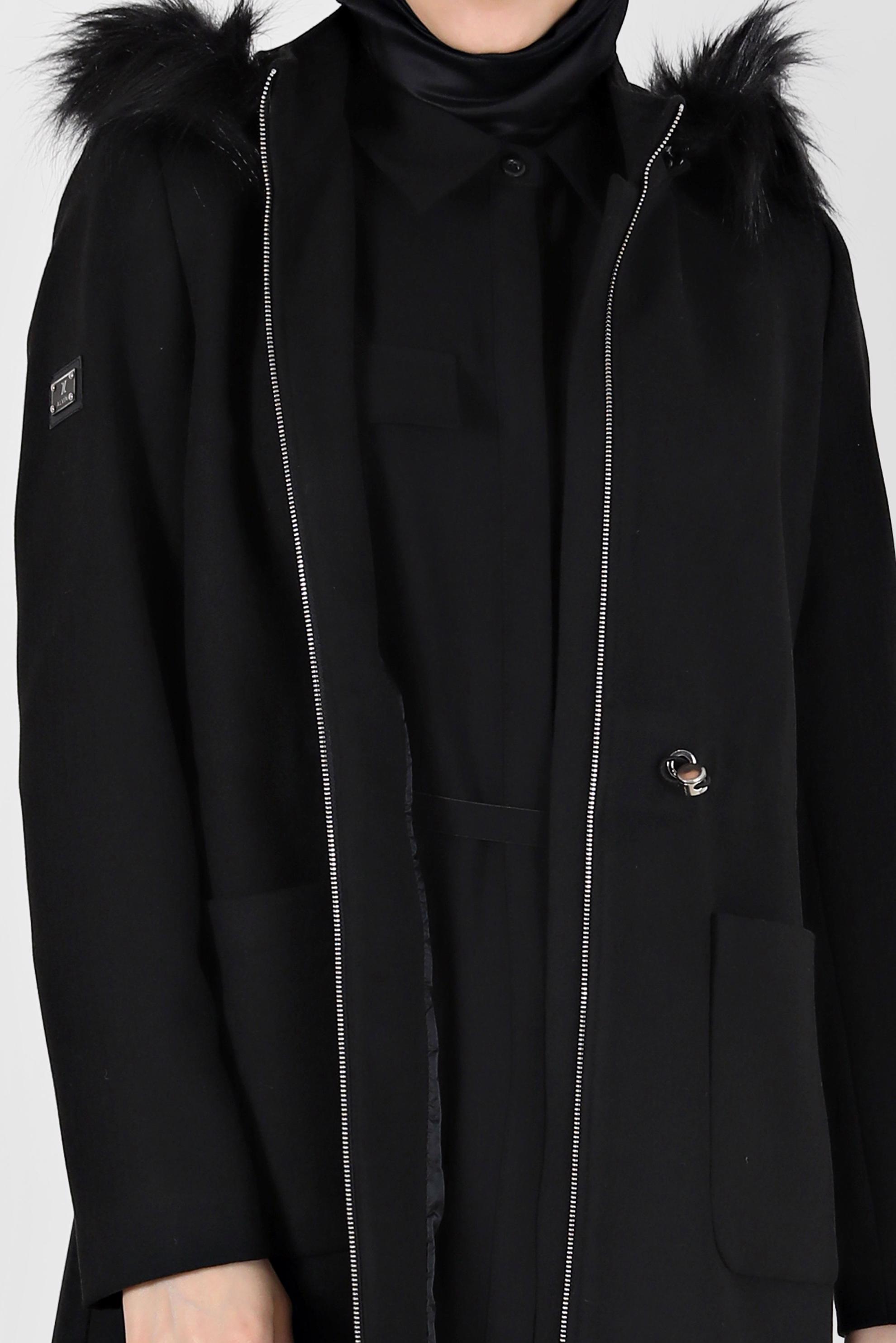 Tesettür giyim SİYAH KAPÜŞONU KÜRK DETAYLI BELİ BÜZGÜLÜ KABAN 90226 