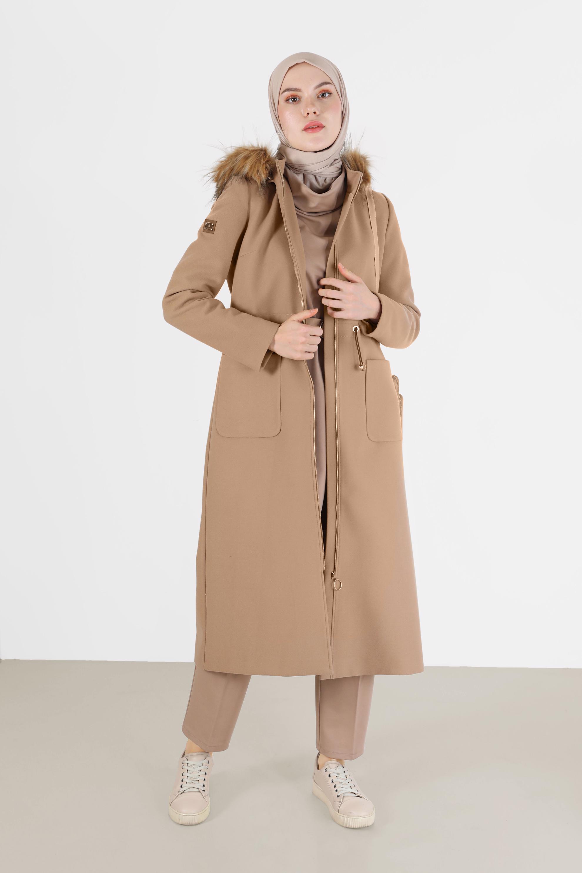Tesettür giyim BEJ KAPÜŞONU KÜRK DETAYLI BELİ BÜZGÜLÜ KABAN 90226 