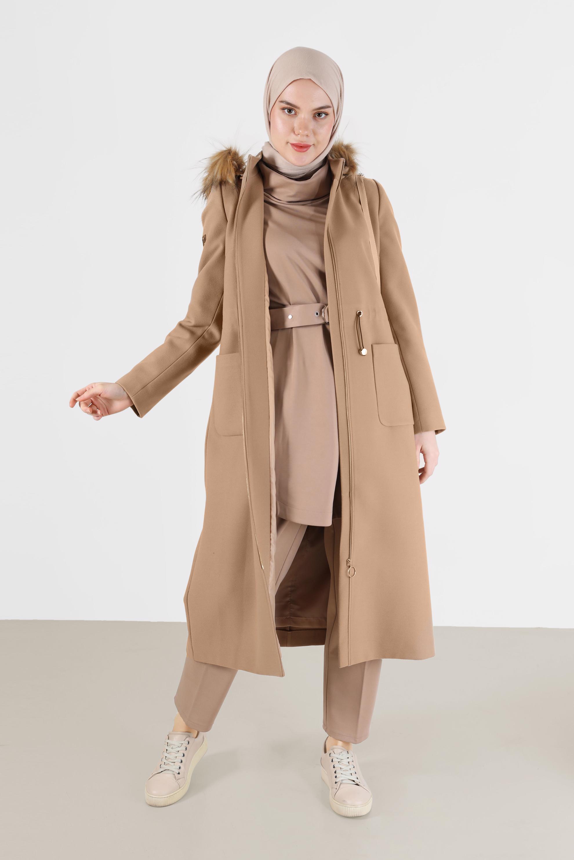 Tesettür giyim BEJ KAPÜŞONU KÜRK DETAYLI BELİ BÜZGÜLÜ KABAN 90226 