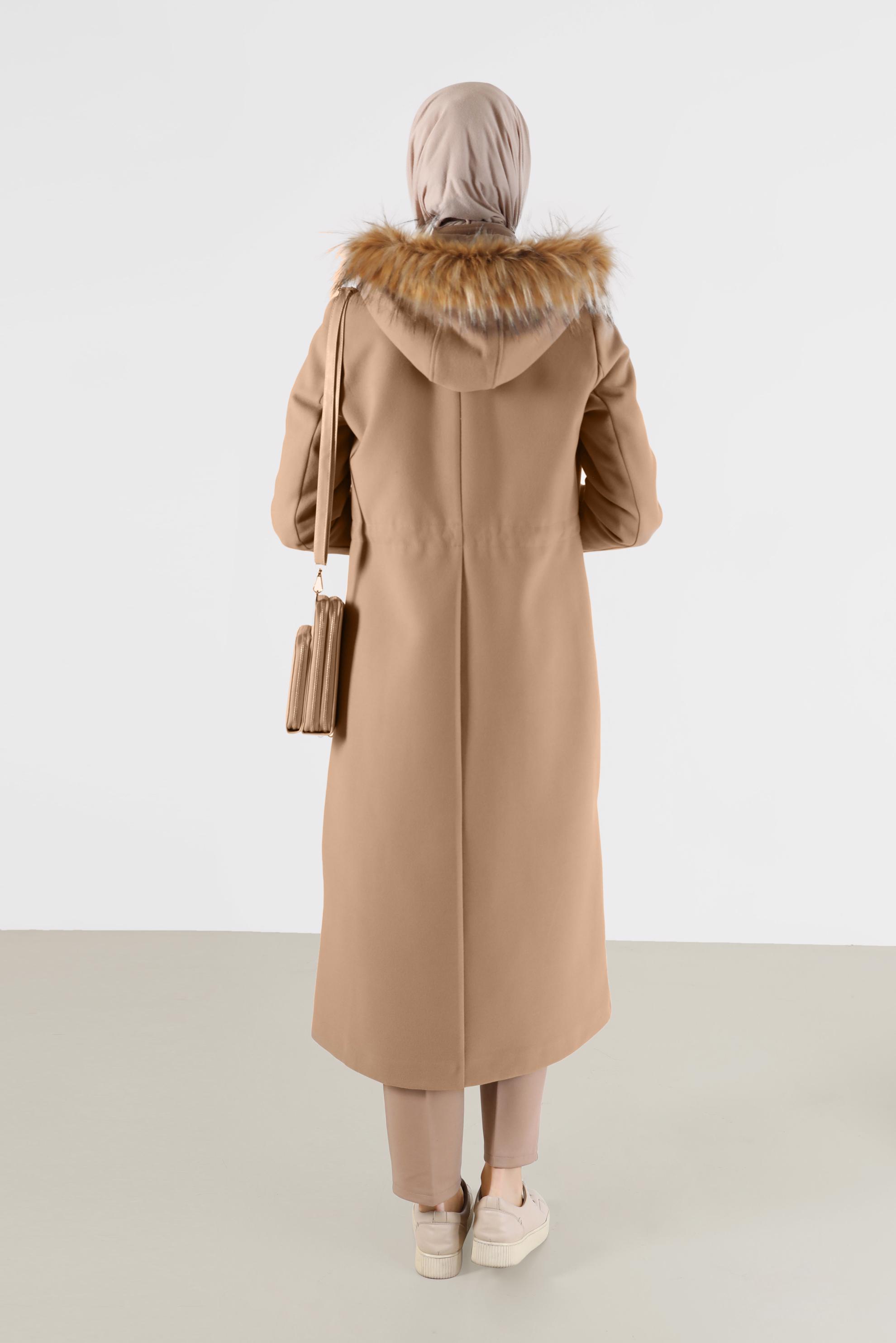 Tesettür giyim BEJ KAPÜŞONU KÜRK DETAYLI BELİ BÜZGÜLÜ KABAN 90226 