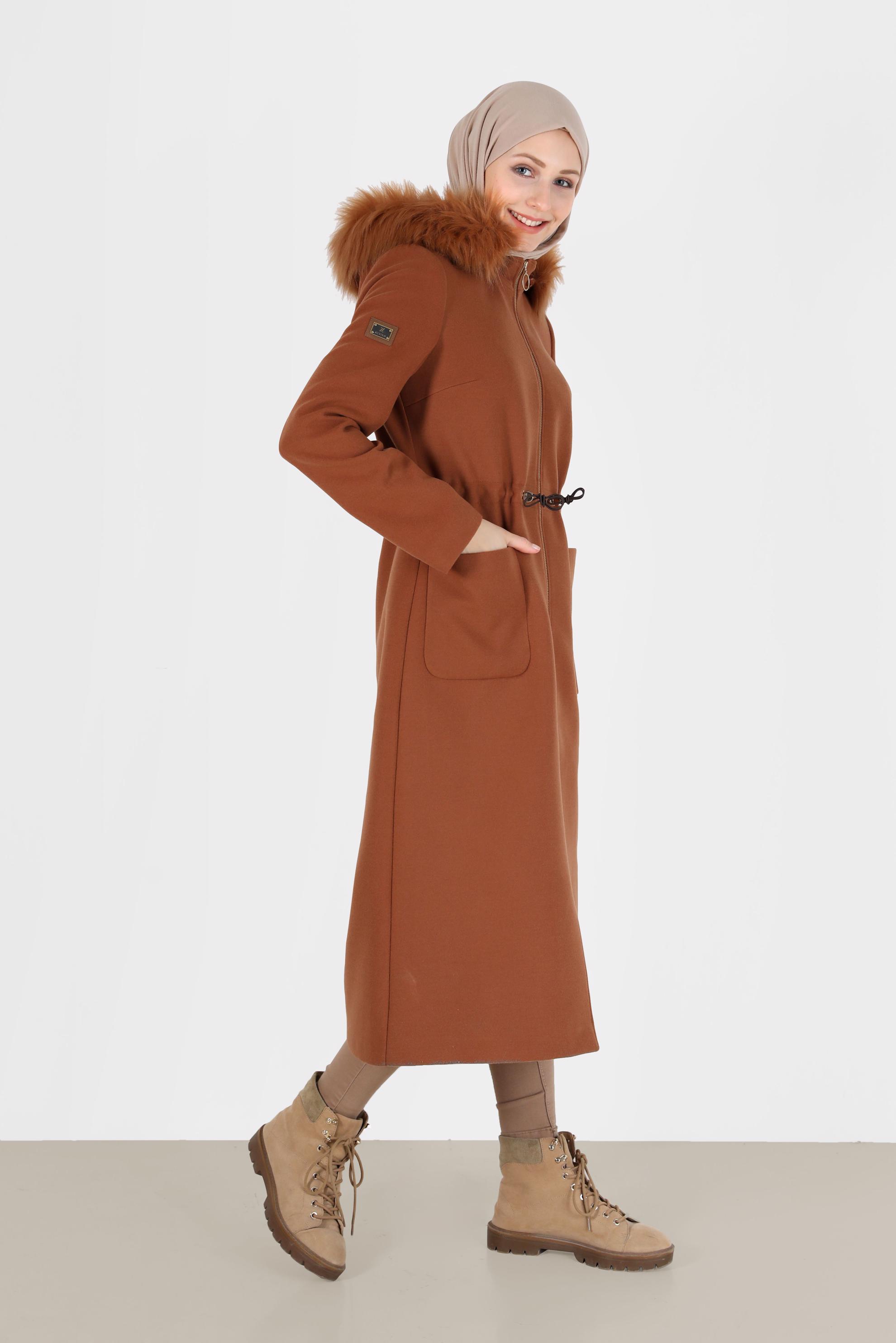 Tesettür giyim TABA KAPÜŞONU KÜRK DETAYLI BELİ BÜZGÜLÜ KABAN 90226 