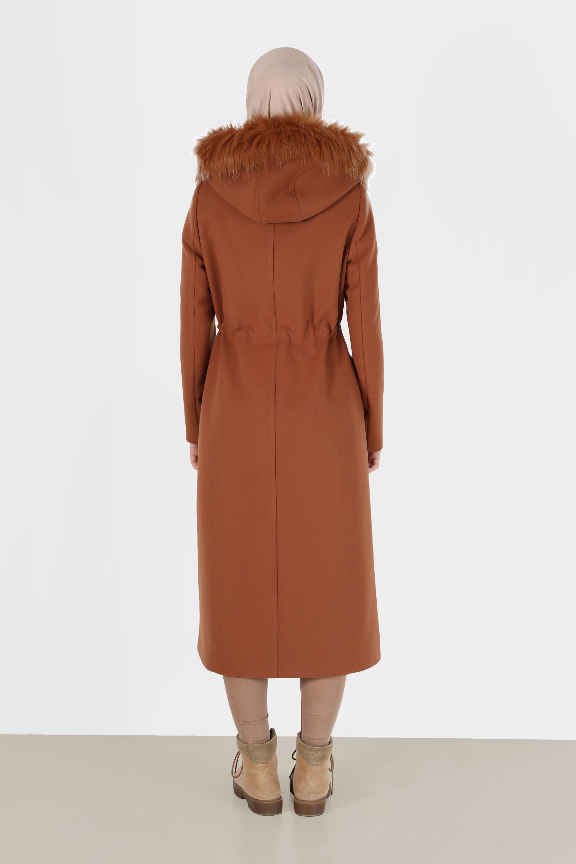 Tesettür giyim TABA KAPÜŞONU KÜRK DETAYLI BELİ BÜZGÜLÜ KABAN 90226 