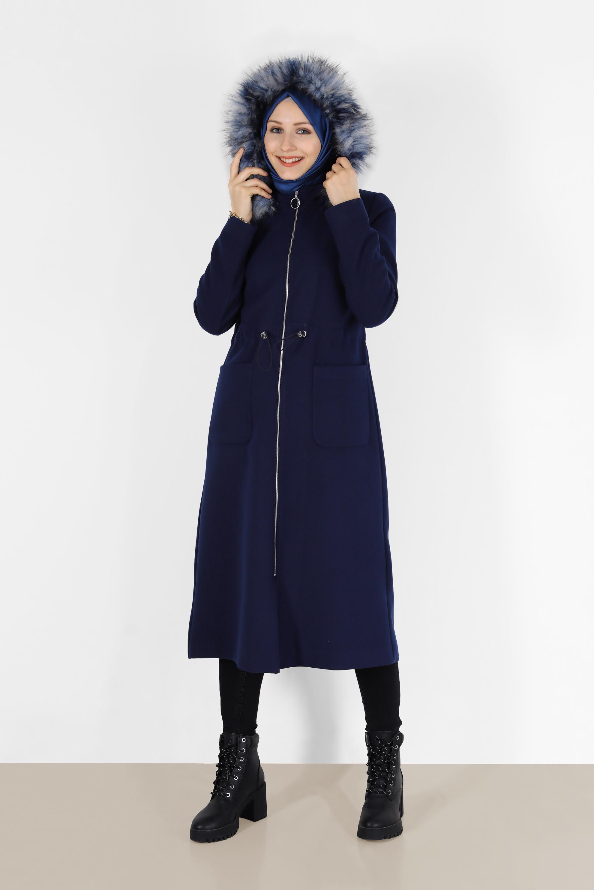 Tesettür giyim LACİVERT KAPÜŞONU KÜRK DETAYLI BELİ BÜZGÜLÜ KABAN 90226 