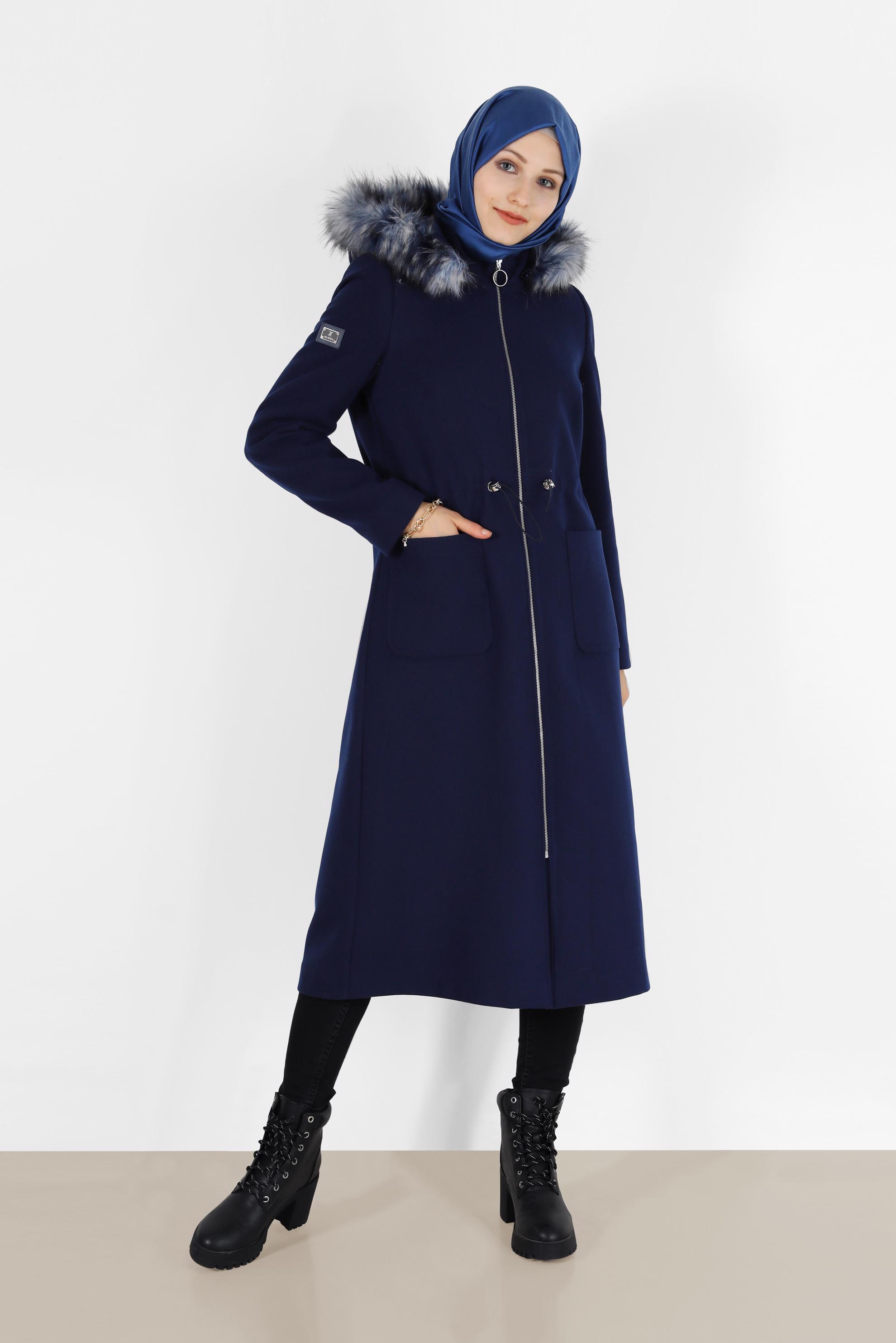 Tesettür giyim LACİVERT KAPÜŞONU KÜRK DETAYLI BELİ BÜZGÜLÜ KABAN 90226 