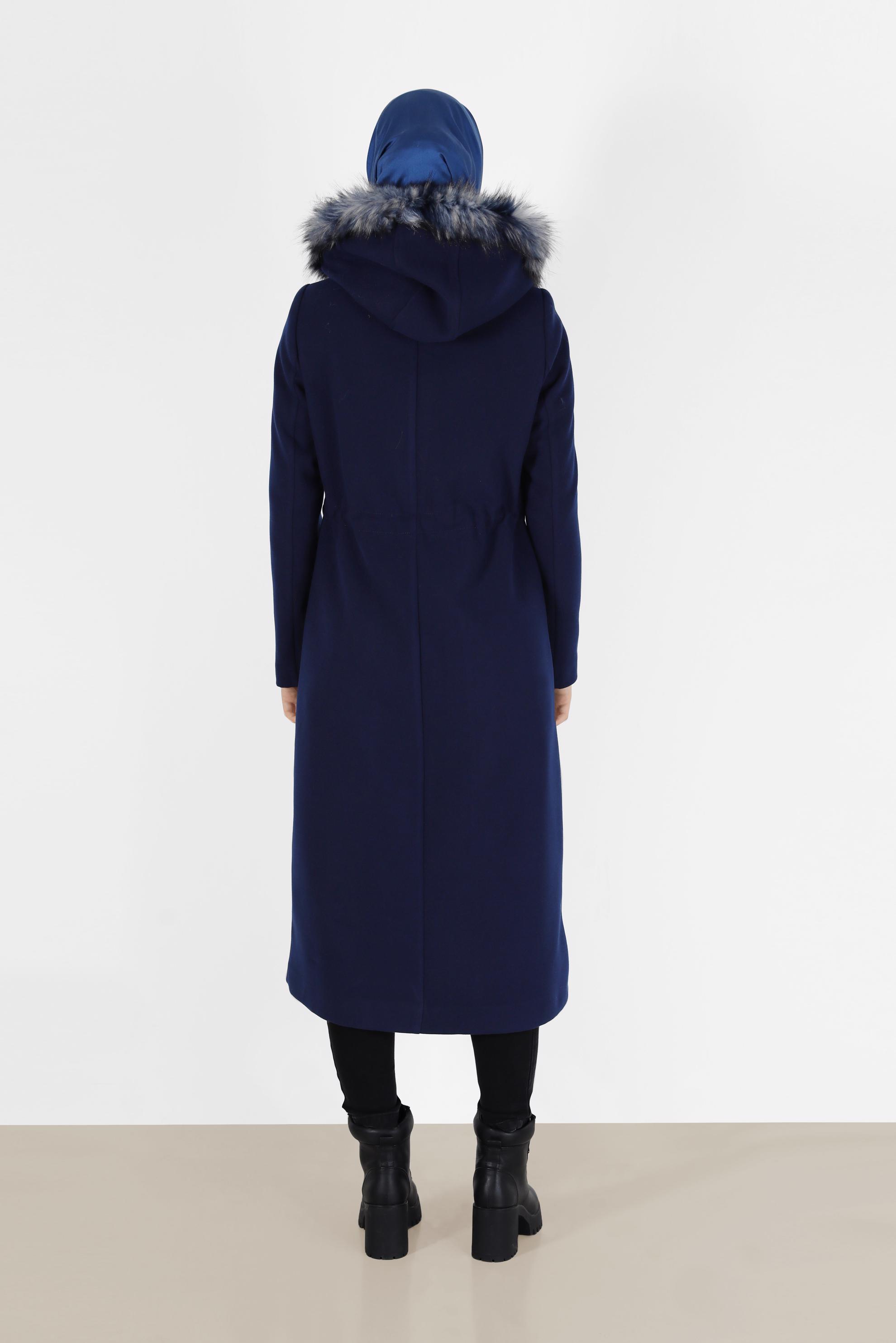 Tesettür giyim LACİVERT KAPÜŞONU KÜRK DETAYLI BELİ BÜZGÜLÜ KABAN 90226 