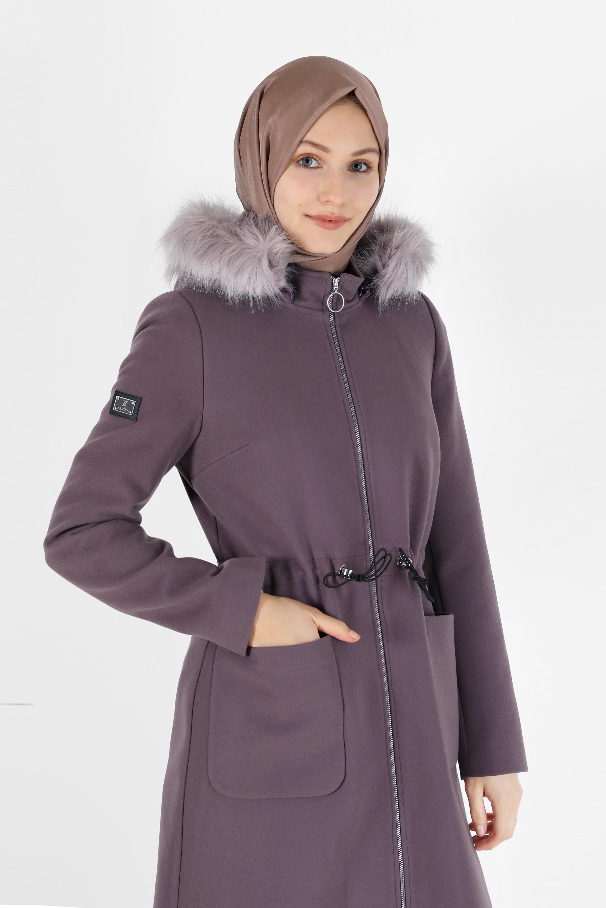 Tesettür giyim MOR KAPÜŞONU KÜRK DETAYLI BELİ BÜZGÜLÜ KABAN 90226 