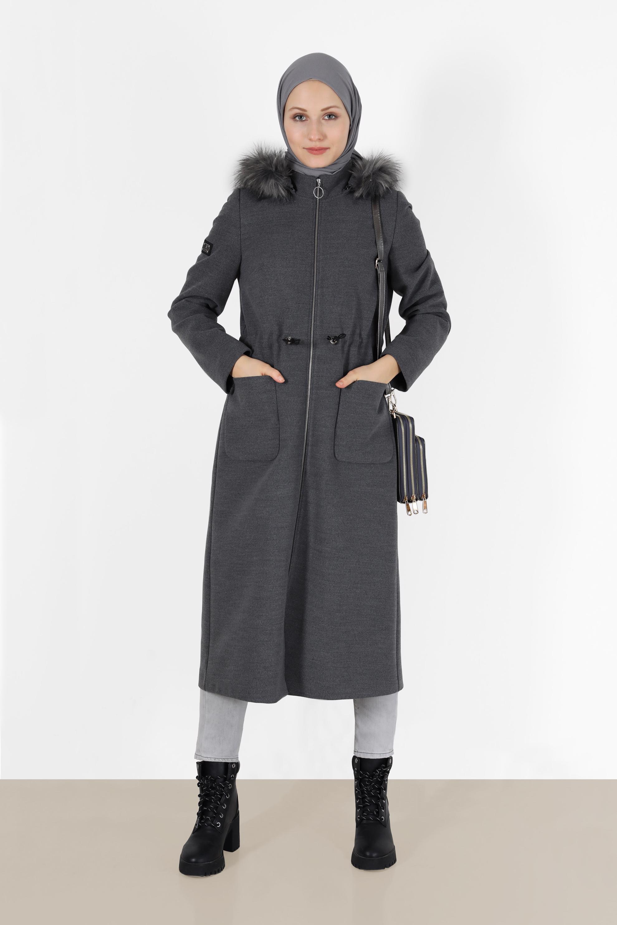 Tesettür giyim GRİ KAPÜŞONU KÜRK DETAYLI BELİ BÜZGÜLÜ KABAN 90226 