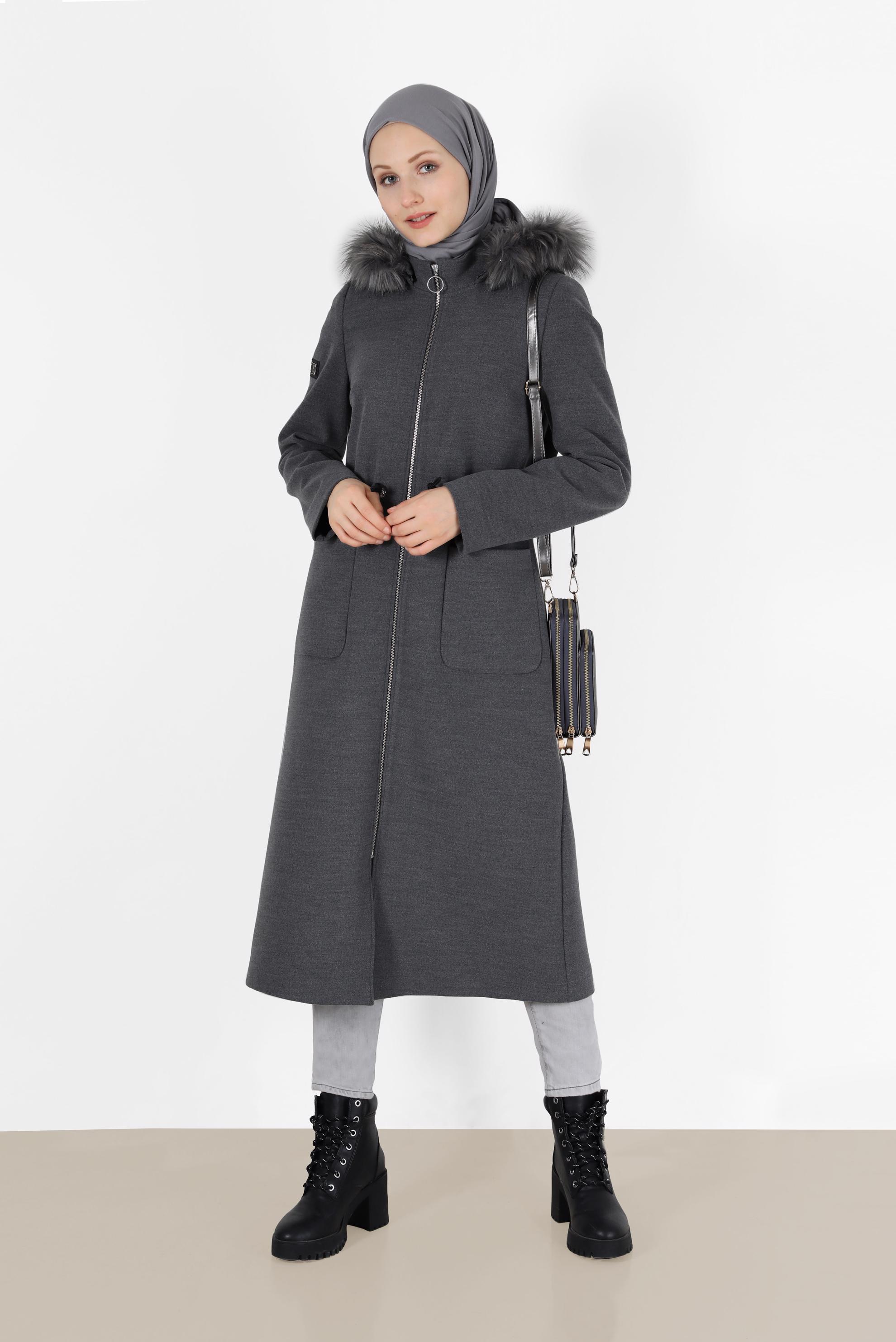 Tesettür giyim GRİ KAPÜŞONU KÜRK DETAYLI BELİ BÜZGÜLÜ KABAN 90226 