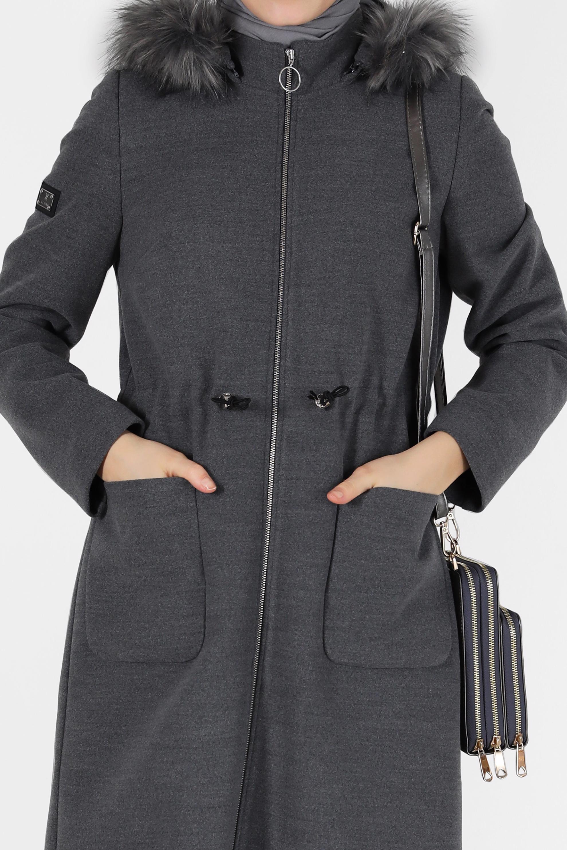 Tesettür giyim GRİ KAPÜŞONU KÜRK DETAYLI BELİ BÜZGÜLÜ KABAN 90226 