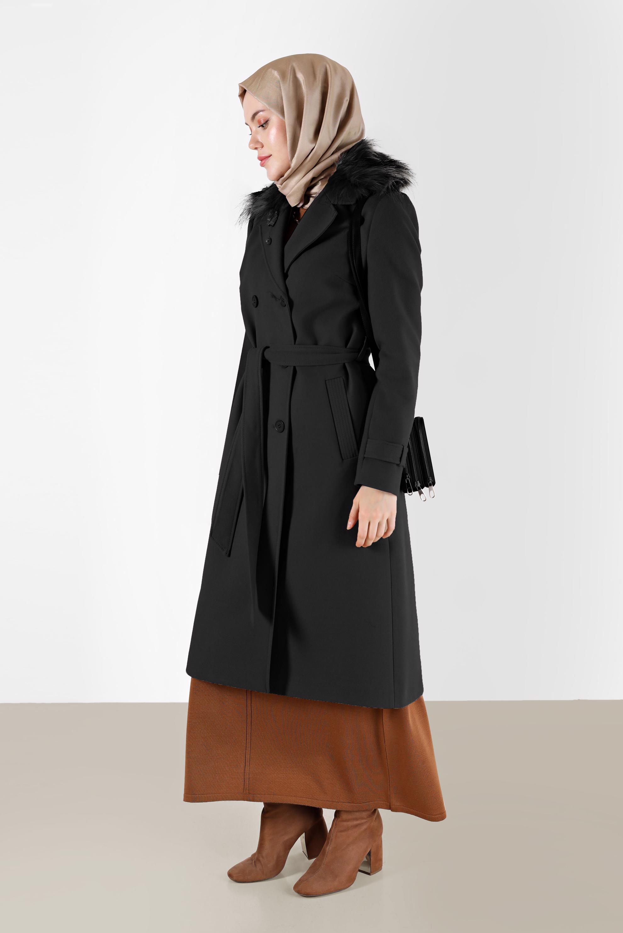 Tesettür giyim SİYAH DÜĞMELİ KUŞAKLI KÜRK DETAYLI KABAN 90228 