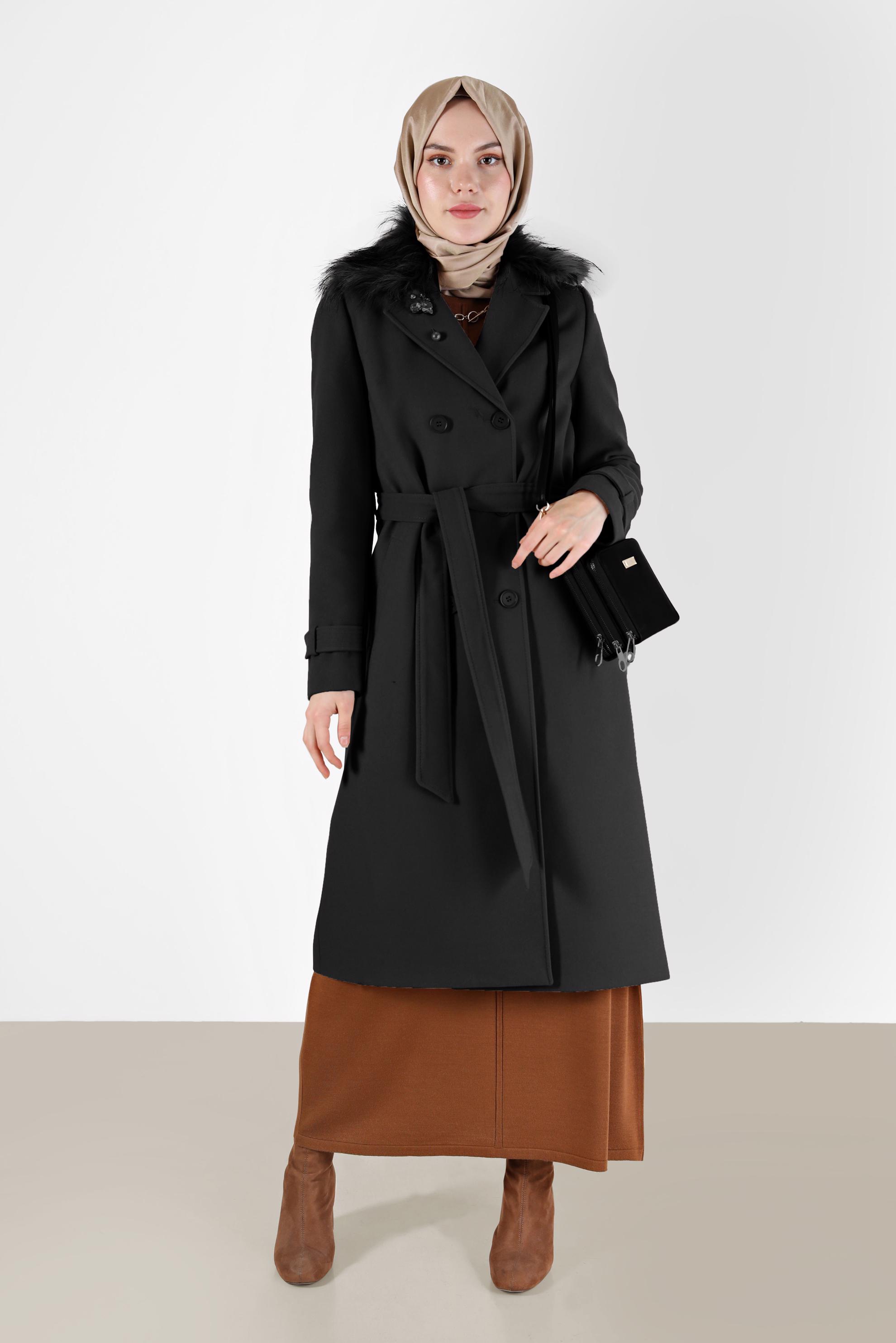 Tesettür giyim SİYAH DÜĞMELİ KUŞAKLI KÜRK DETAYLI KABAN 90228 