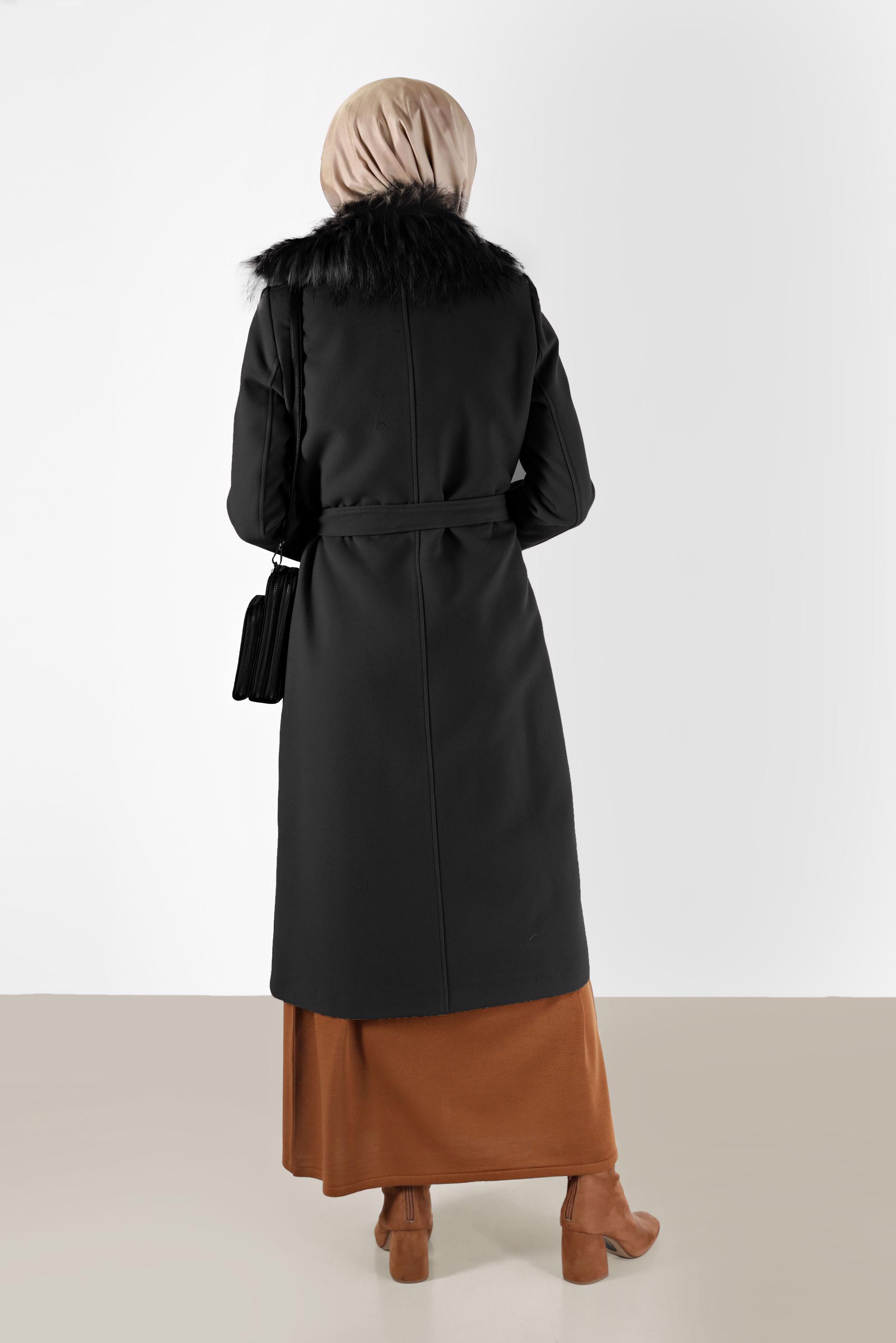 Tesettür giyim SİYAH DÜĞMELİ KUŞAKLI KÜRK DETAYLI KABAN 90228 