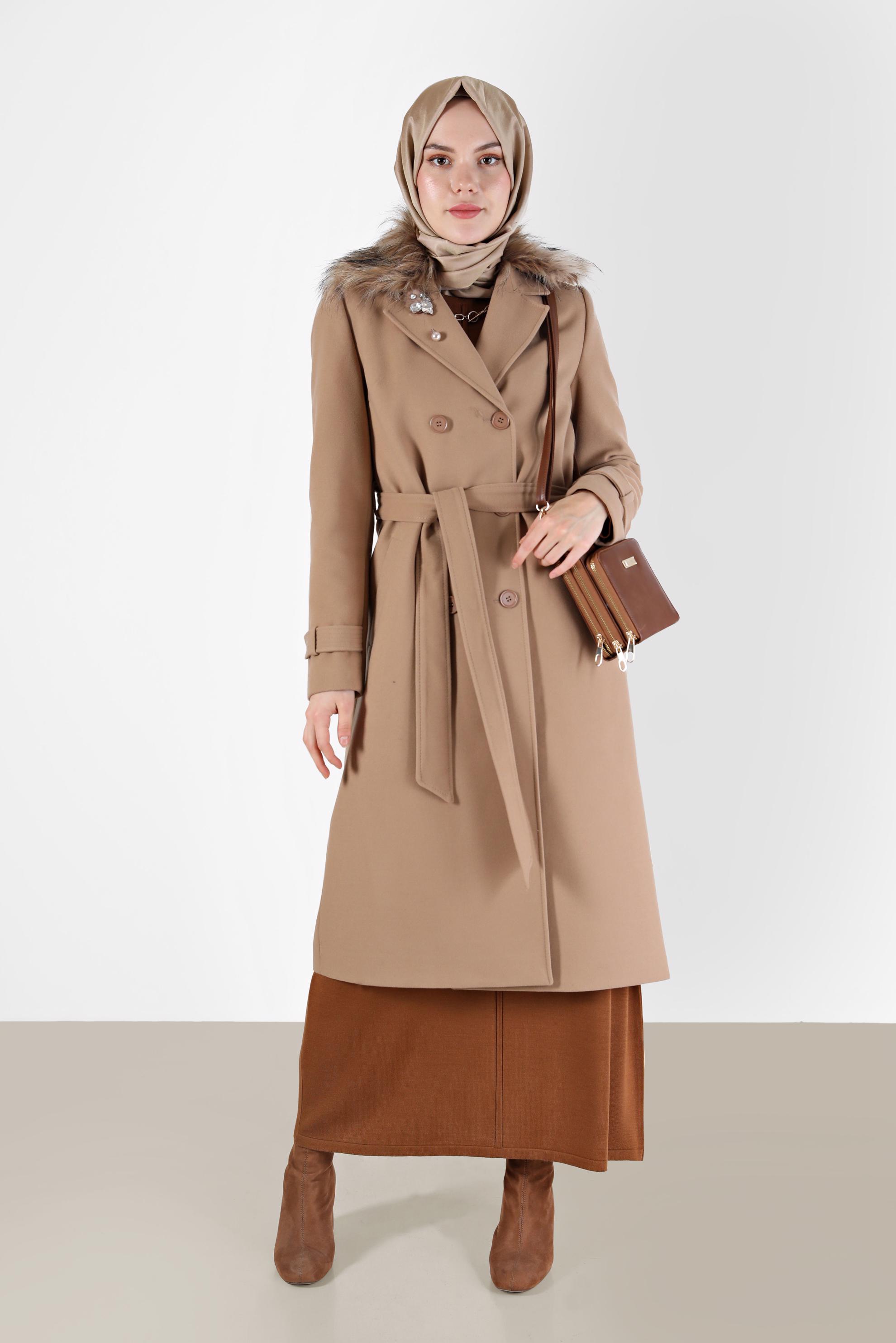 Tesettür giyim KAHVE DÜĞMELİ KUŞAKLI KÜRK DETAYLI KABAN 90228 