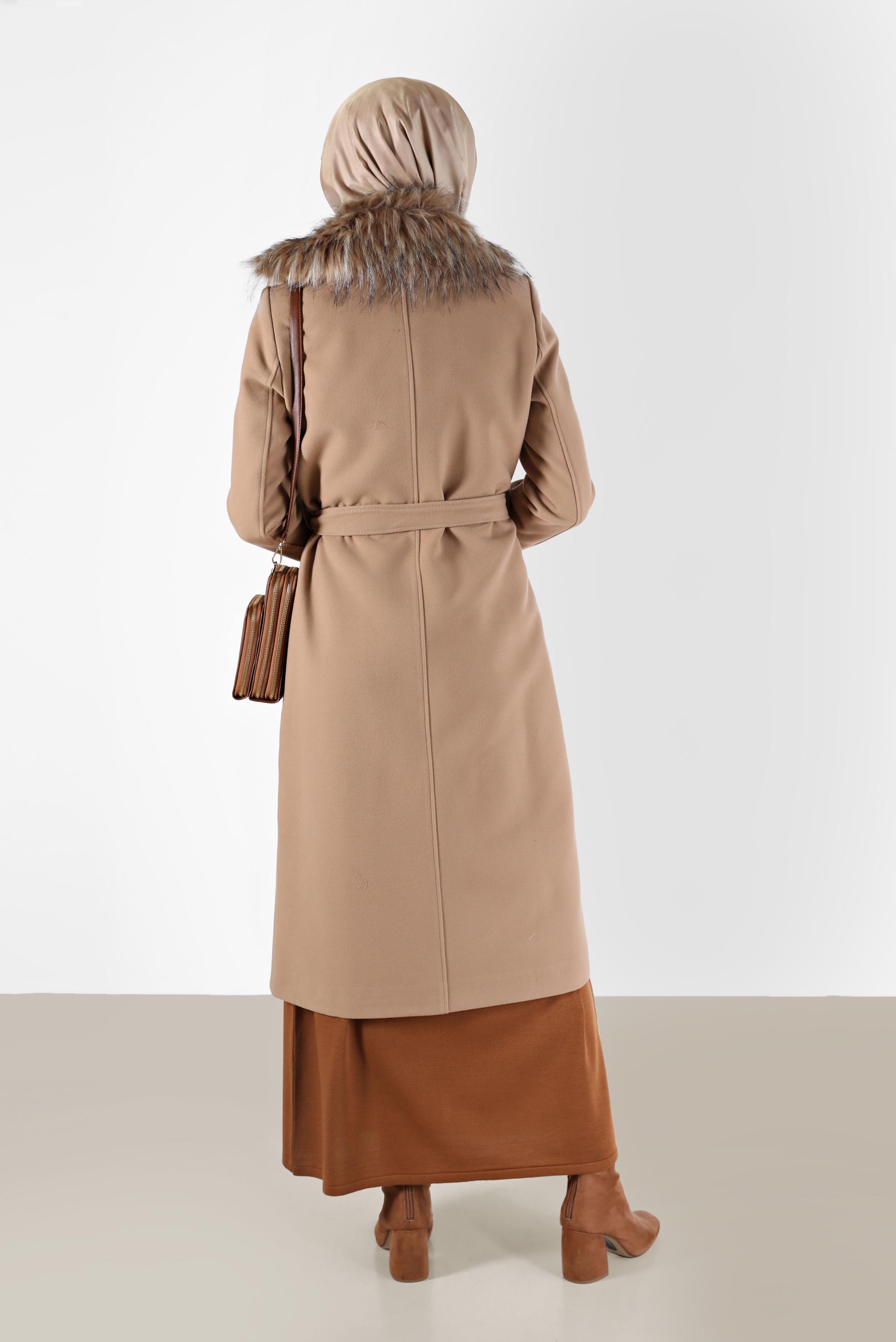 Tesettür giyim KAHVE DÜĞMELİ KUŞAKLI KÜRK DETAYLI KABAN 90228 