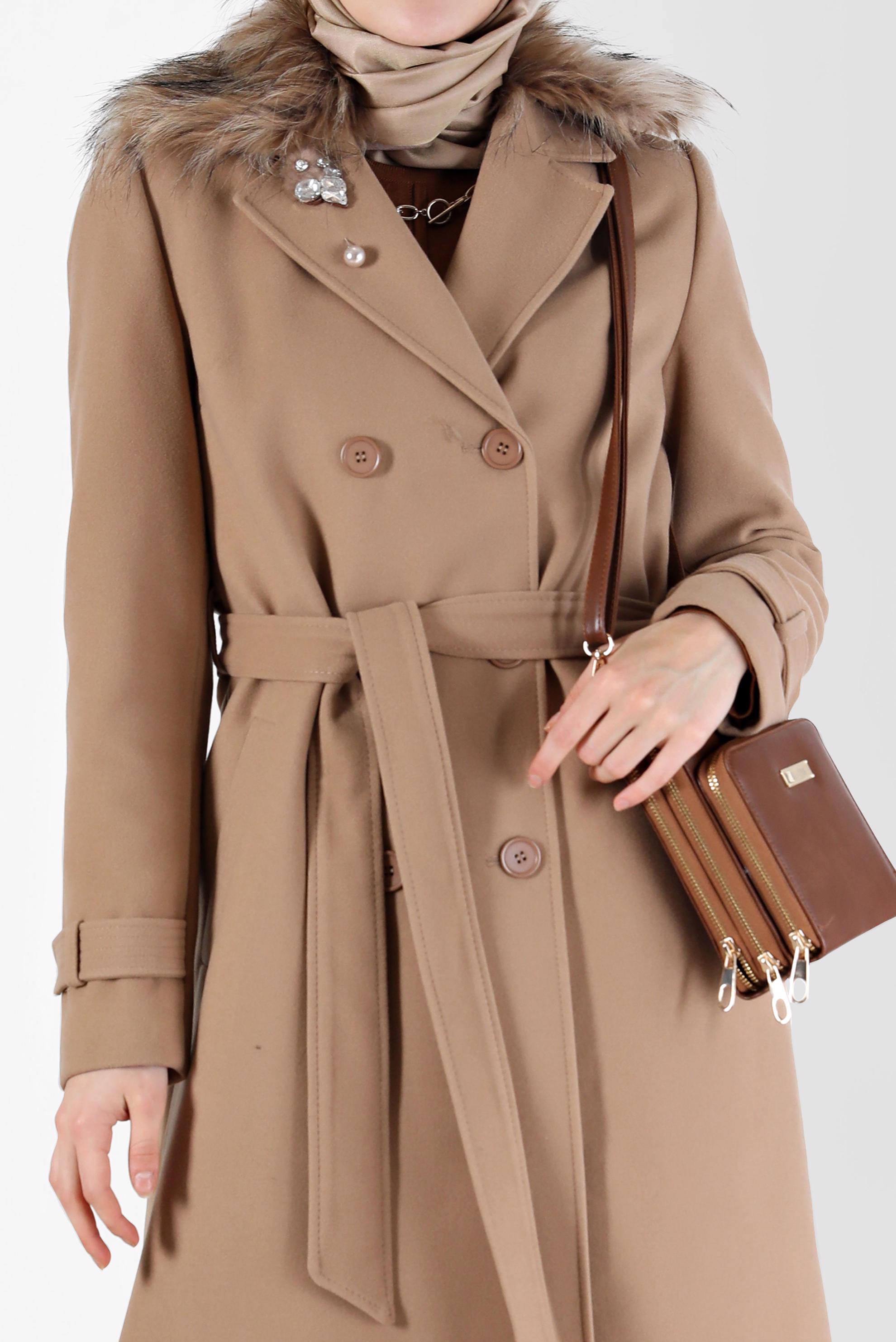 Tesettür giyim KAHVE DÜĞMELİ KUŞAKLI KÜRK DETAYLI KABAN 90228 