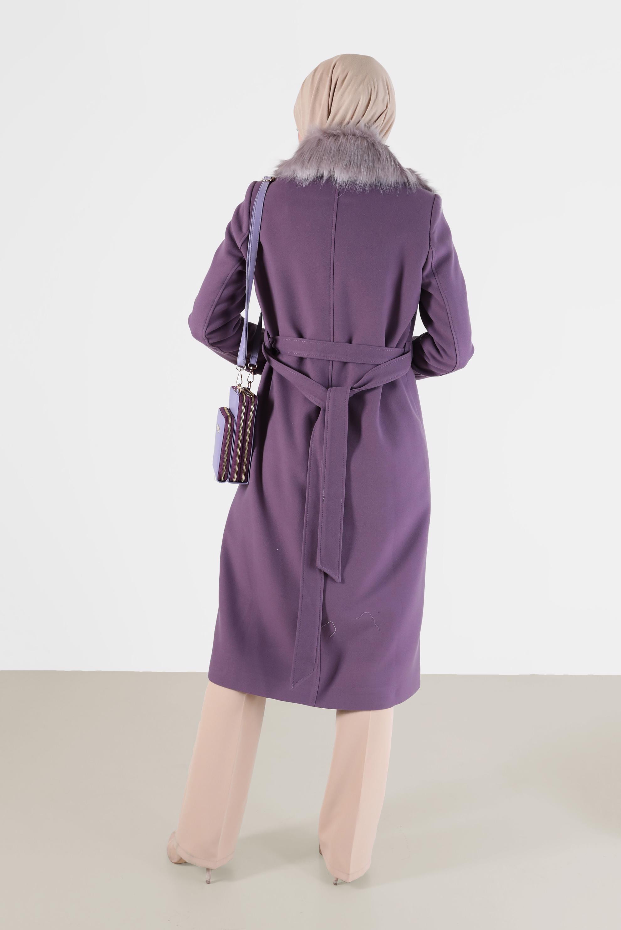 Tesettür giyim MOR DÜĞMELİ KUŞAKLI KÜRK DETAYLI KABAN 90228 