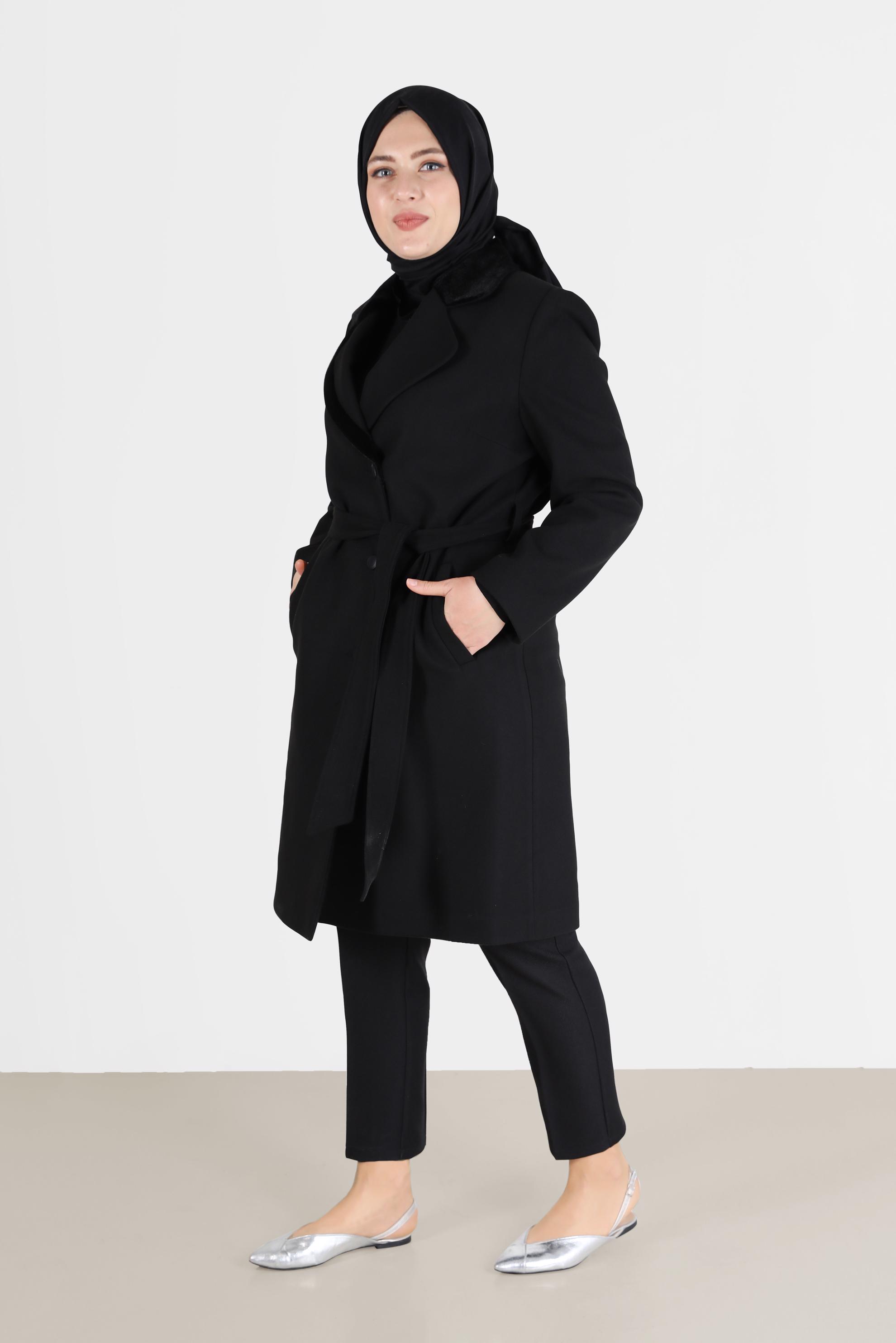 Tesettür giyim SİYAH KRUVAZE YAKA KUŞAKLI KÜRK DETAYLI KABAN 90233 