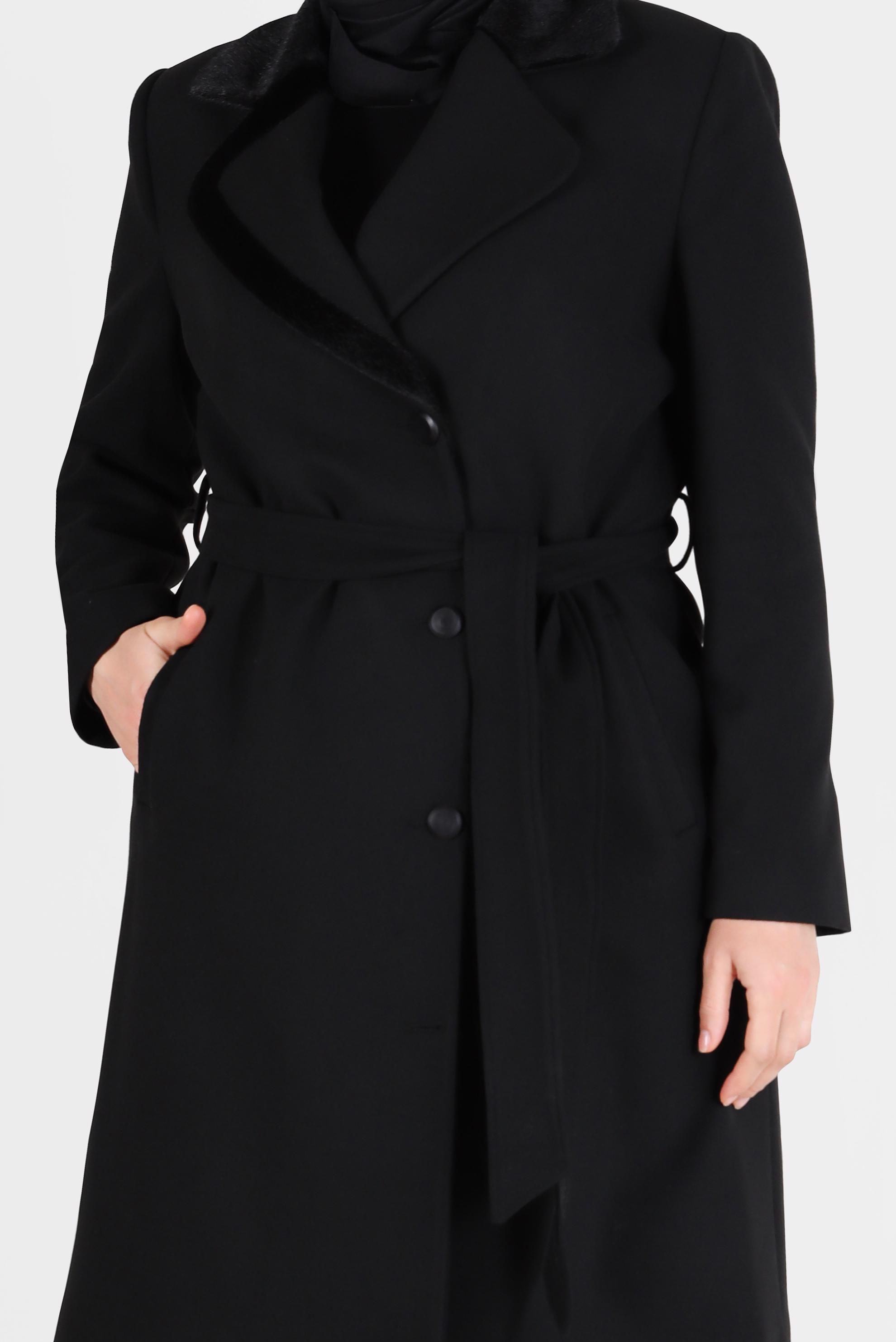 Tesettür giyim SİYAH KRUVAZE YAKA KUŞAKLI KÜRK DETAYLI KABAN 90233 