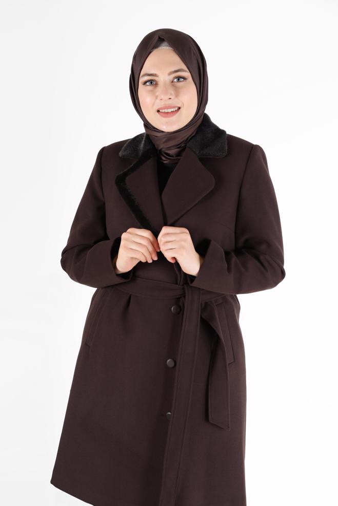 Tesettür giyim KAHVE KRUVAZE YAKA KUŞAKLI KÜRK DETAYLI KABAN 90233  - ALVİNA