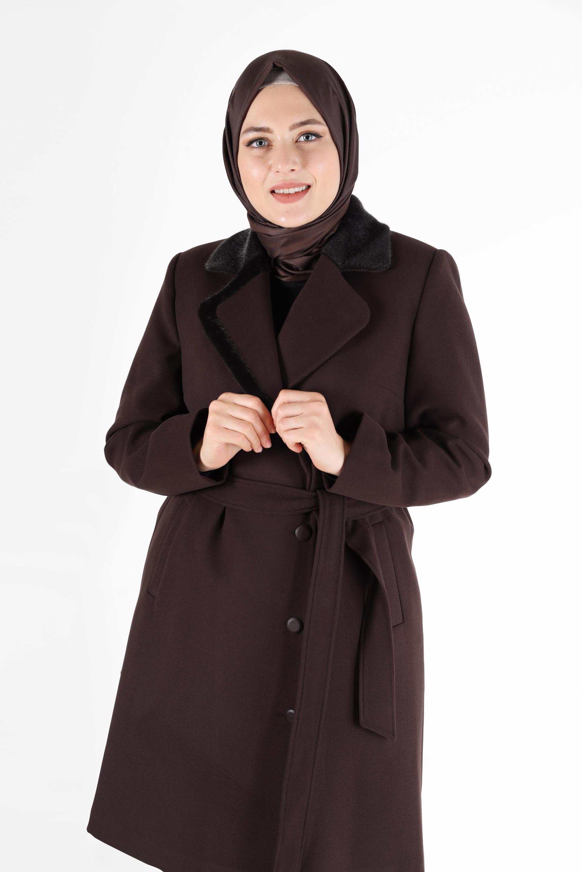 Tesettür giyim KAHVE KRUVAZE YAKA KUŞAKLI KÜRK DETAYLI KABAN 90233 