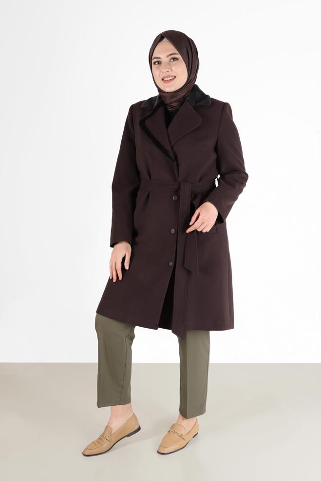Tesettür giyim KAHVE KRUVAZE YAKA KUŞAKLI KÜRK DETAYLI KABAN 90233  - ALVİNA