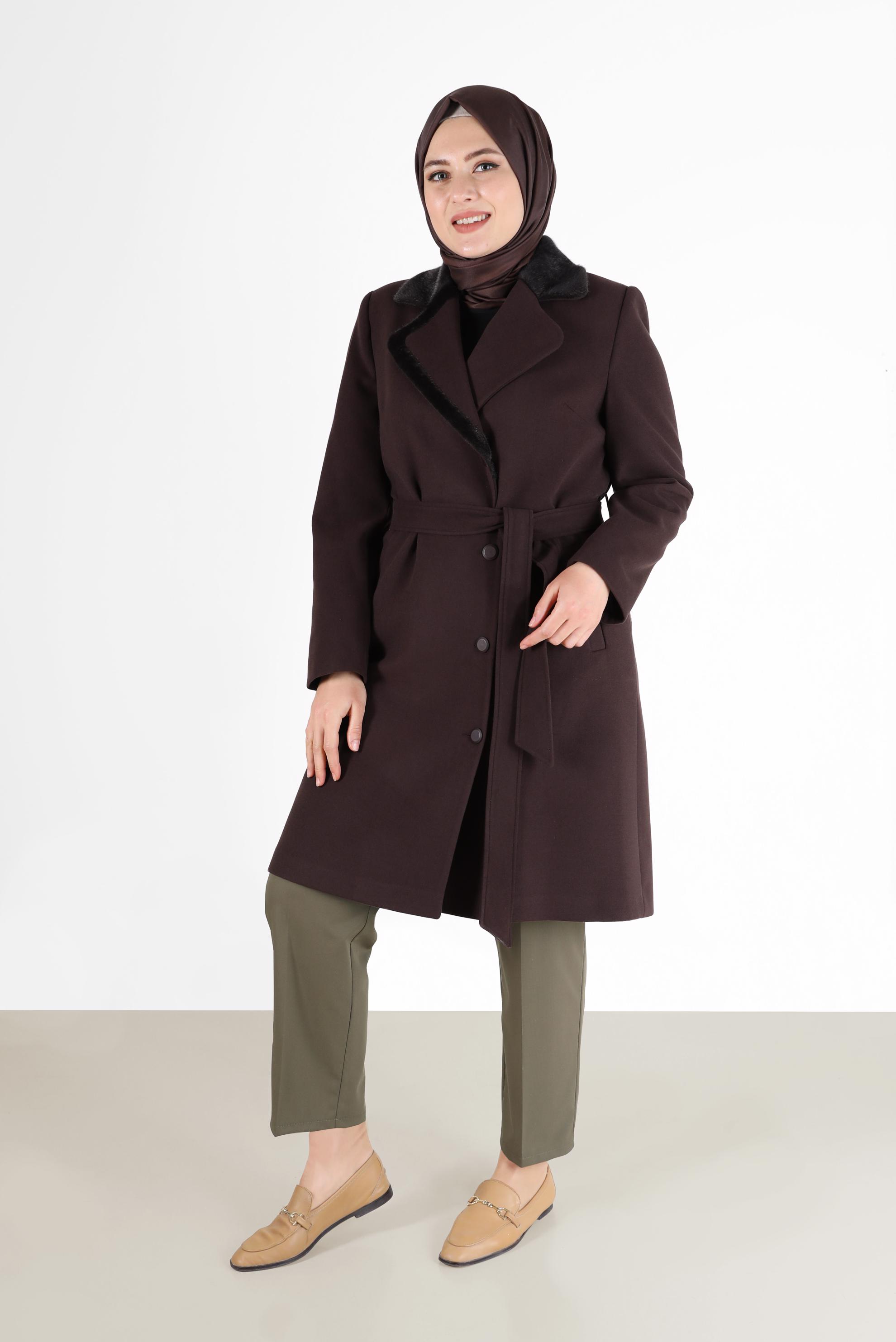 Tesettür giyim KAHVE KRUVAZE YAKA KUŞAKLI KÜRK DETAYLI KABAN 90233 