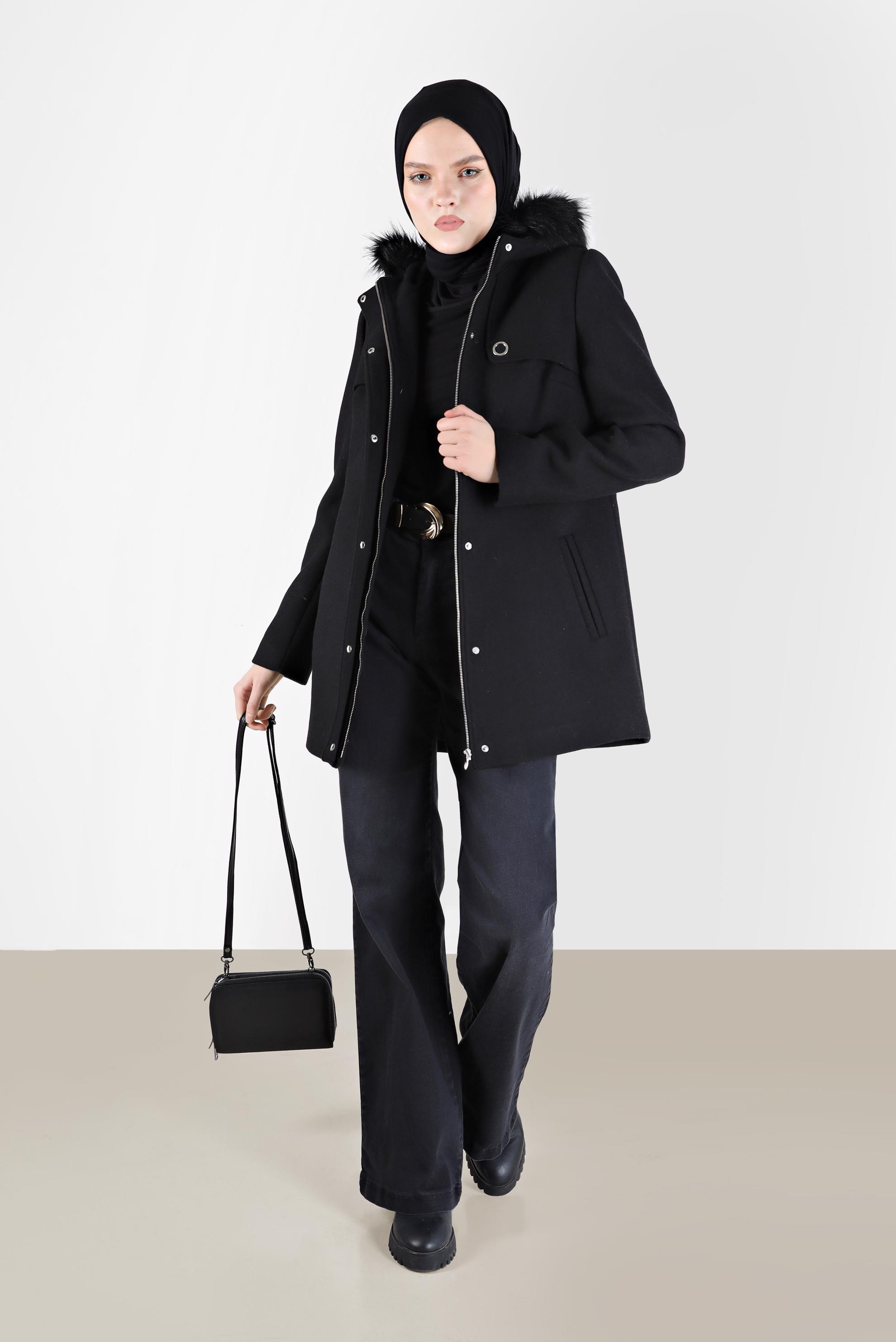 Tesettür giyim SİYAH KAPÜŞONU KÜRK DETAYLI FERMUARLI KABAN 90240	