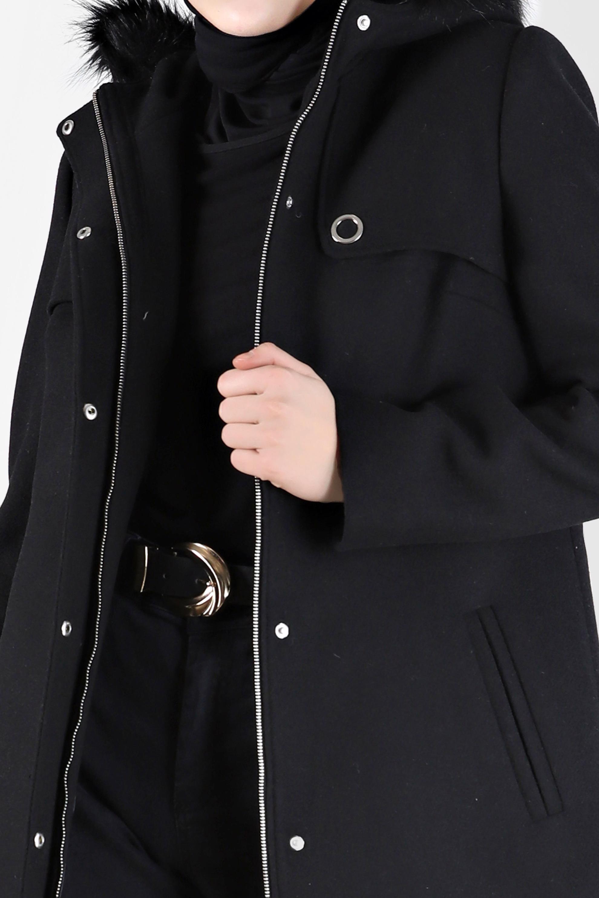 Tesettür giyim SİYAH KAPÜŞONU KÜRK DETAYLI FERMUARLI KABAN 90240	