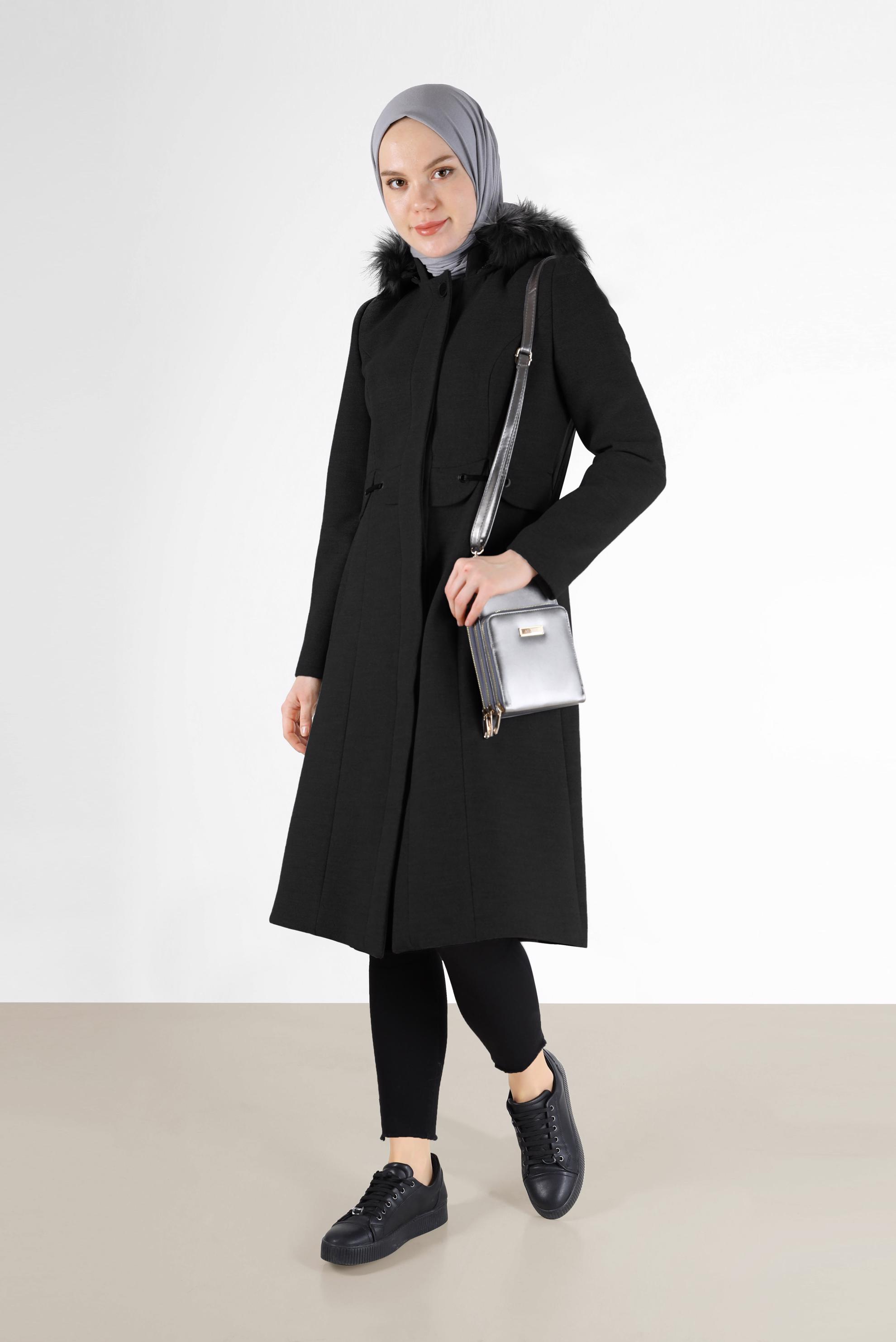 Tesettür giyim SİYAH KUŞGÖZÜ DETAYLI KAPÜŞONU KÜRKLÜ KABAN 90248