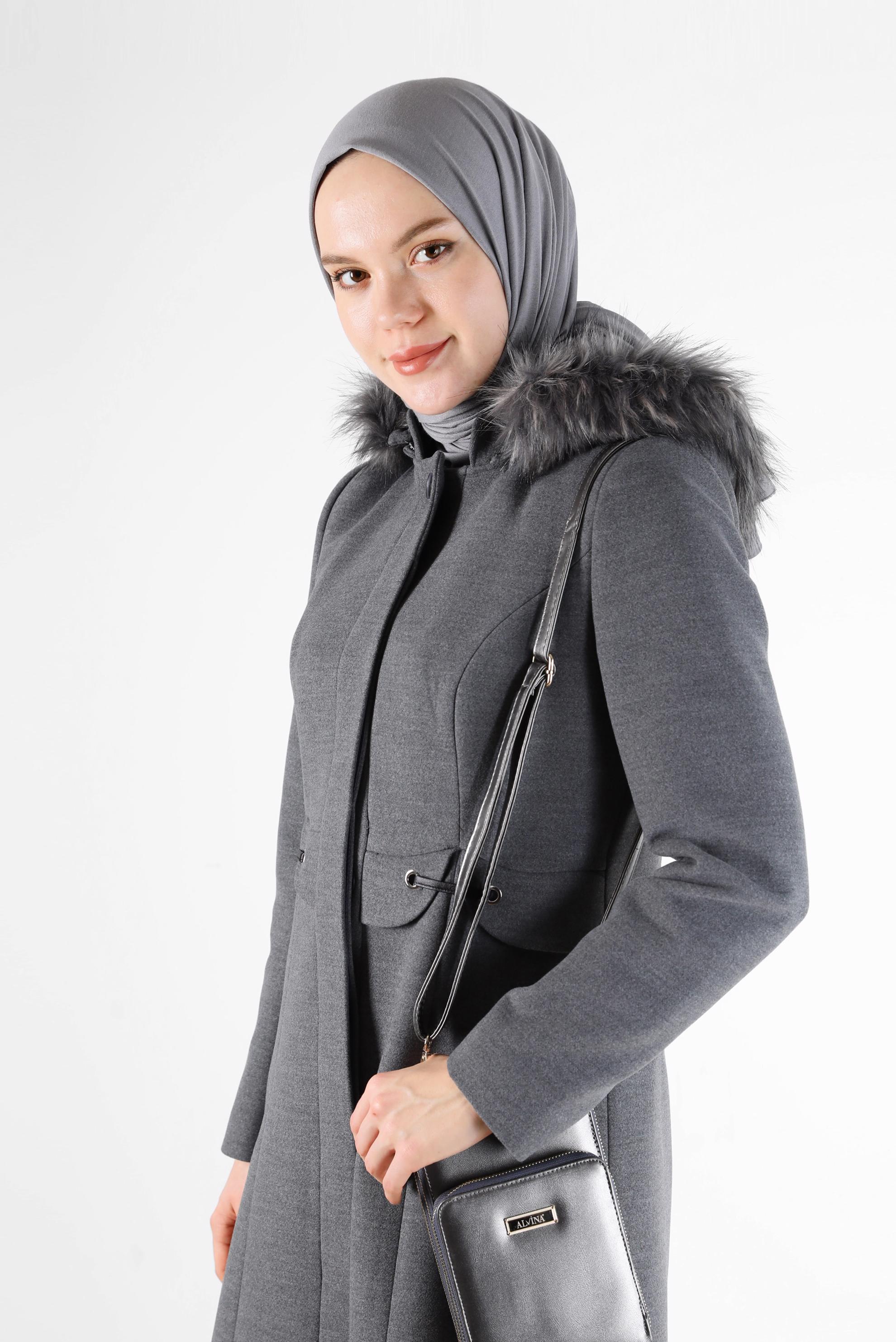 Tesettür giyim GRİ KUŞGÖZÜ DETAYLI KAPÜŞONU KÜRKLÜ KABAN 90248