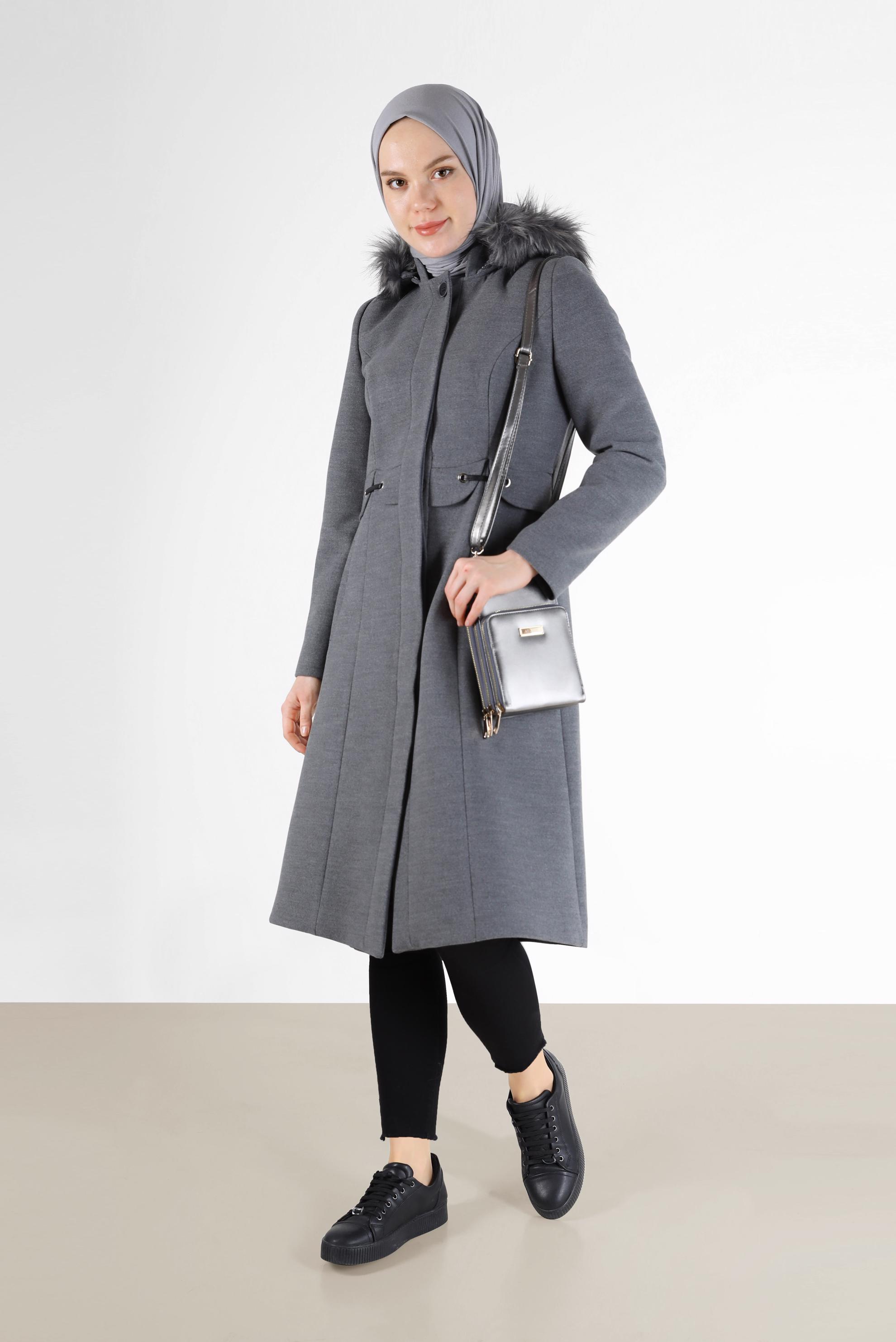 Tesettür giyim GRİ KUŞGÖZÜ DETAYLI KAPÜŞONU KÜRKLÜ KABAN 90248