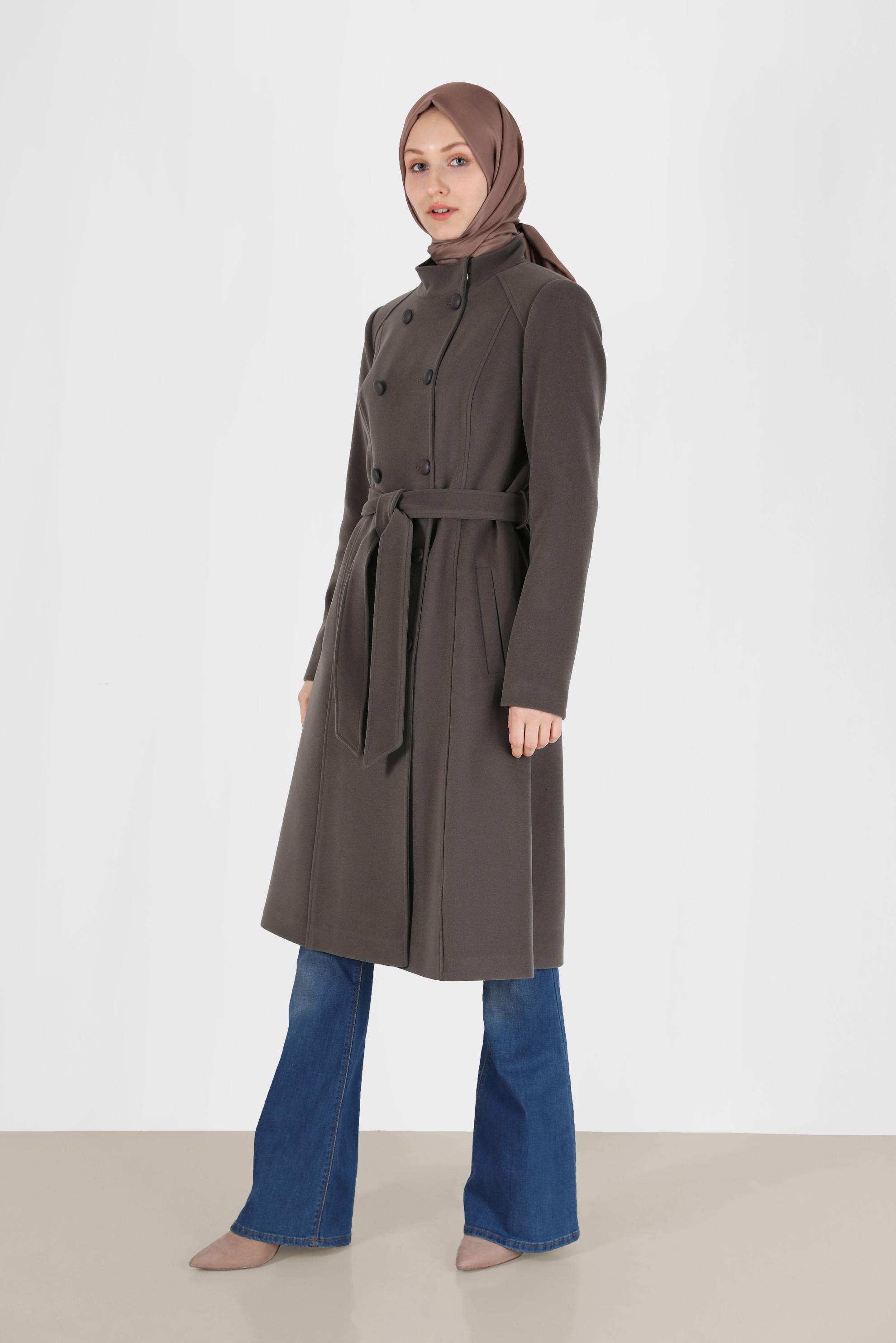 Tesettür giyim VİZON DÜĞME DETAYLI KUŞAKLI KABAN 90255