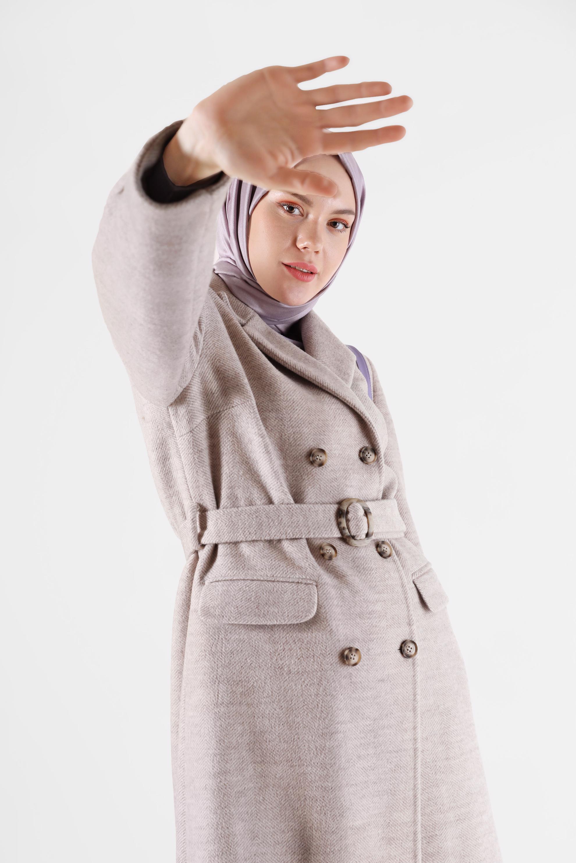 Tesettür giyim BEJ DÜĞMELİ KUŞAKLI KRUVAZE YAKA KABAN 90282 