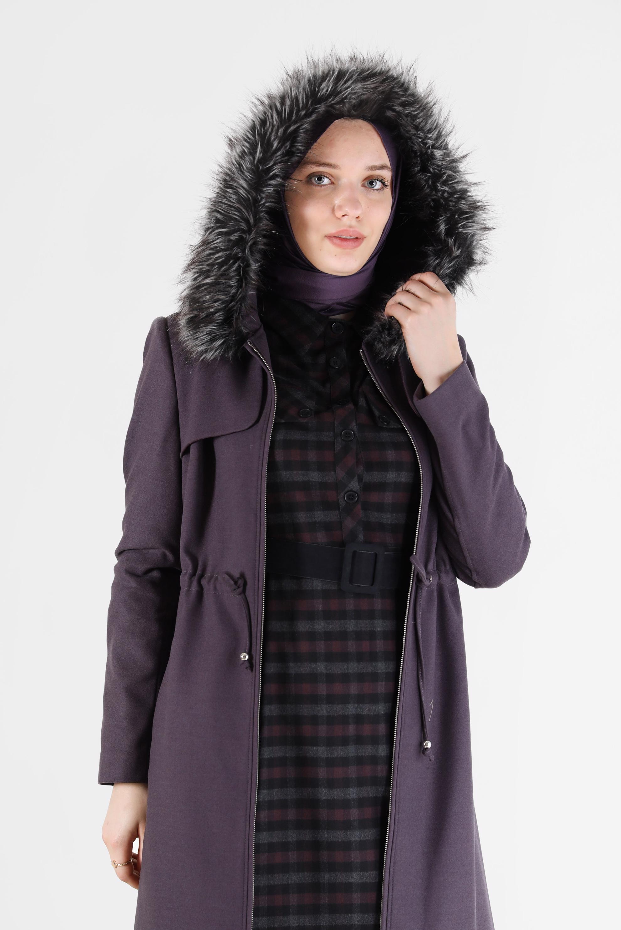 Tesettür giyim MOR KÜRK DETAYLI KAPÜŞONLU BELİ BÜZGÜLÜ MANTO 90208 