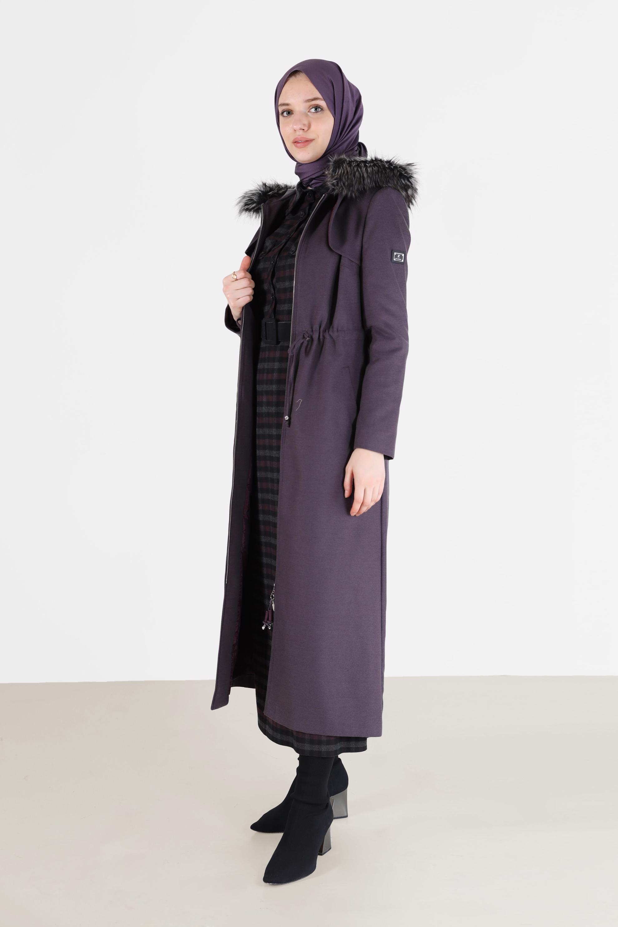 Tesettür giyim MOR KÜRK DETAYLI KAPÜŞONLU BELİ BÜZGÜLÜ MANTO 90208 