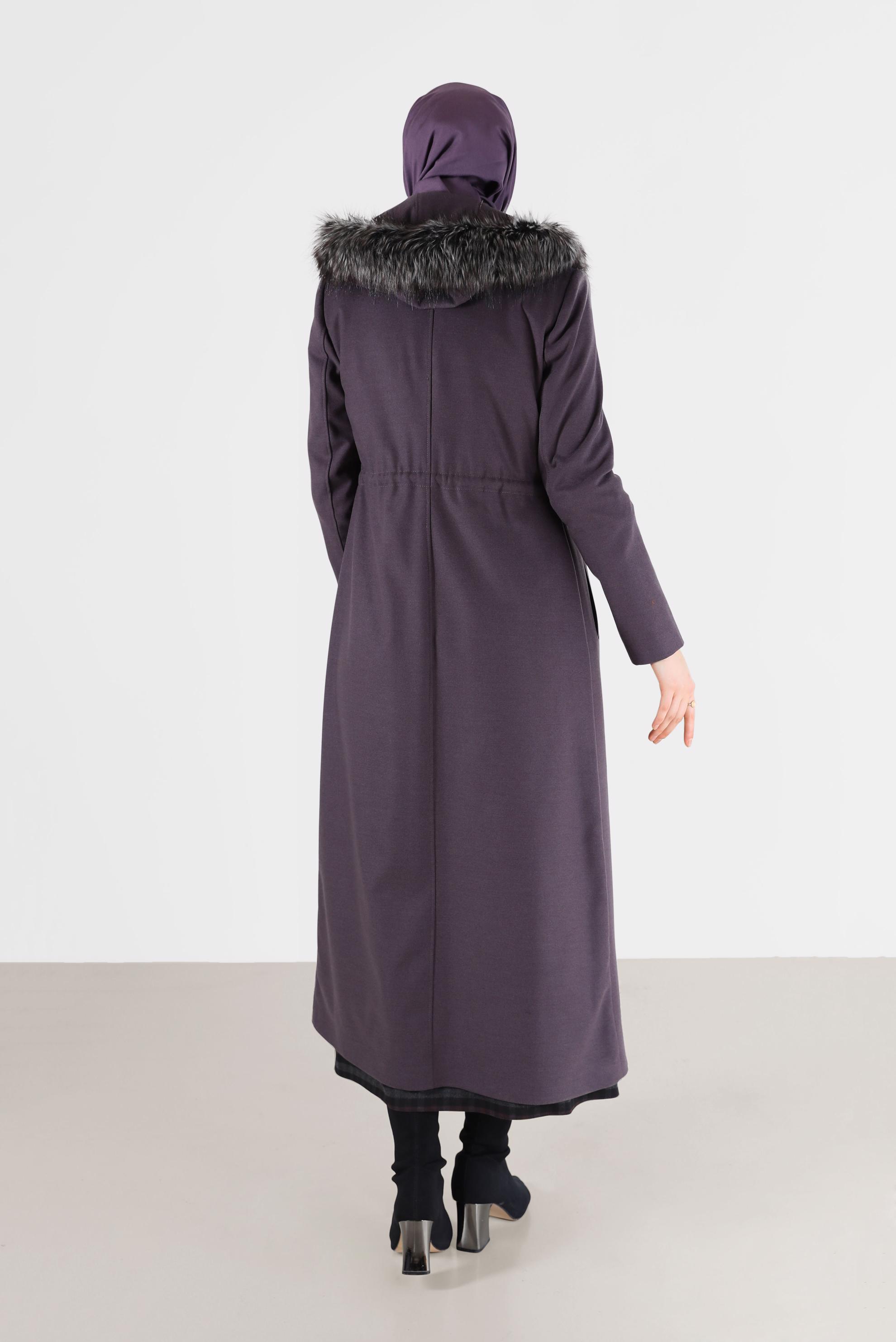 Tesettür giyim MOR KÜRK DETAYLI KAPÜŞONLU BELİ BÜZGÜLÜ MANTO 90208 