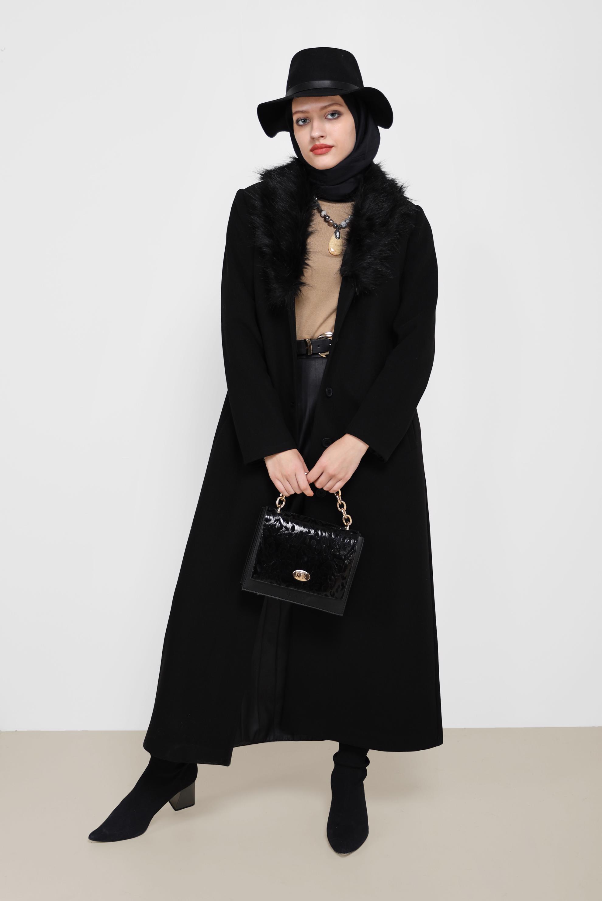 Tesettür giyim SİYAH KÜRK DETAYLI KUŞAKLI UZUN MANTO 90210 