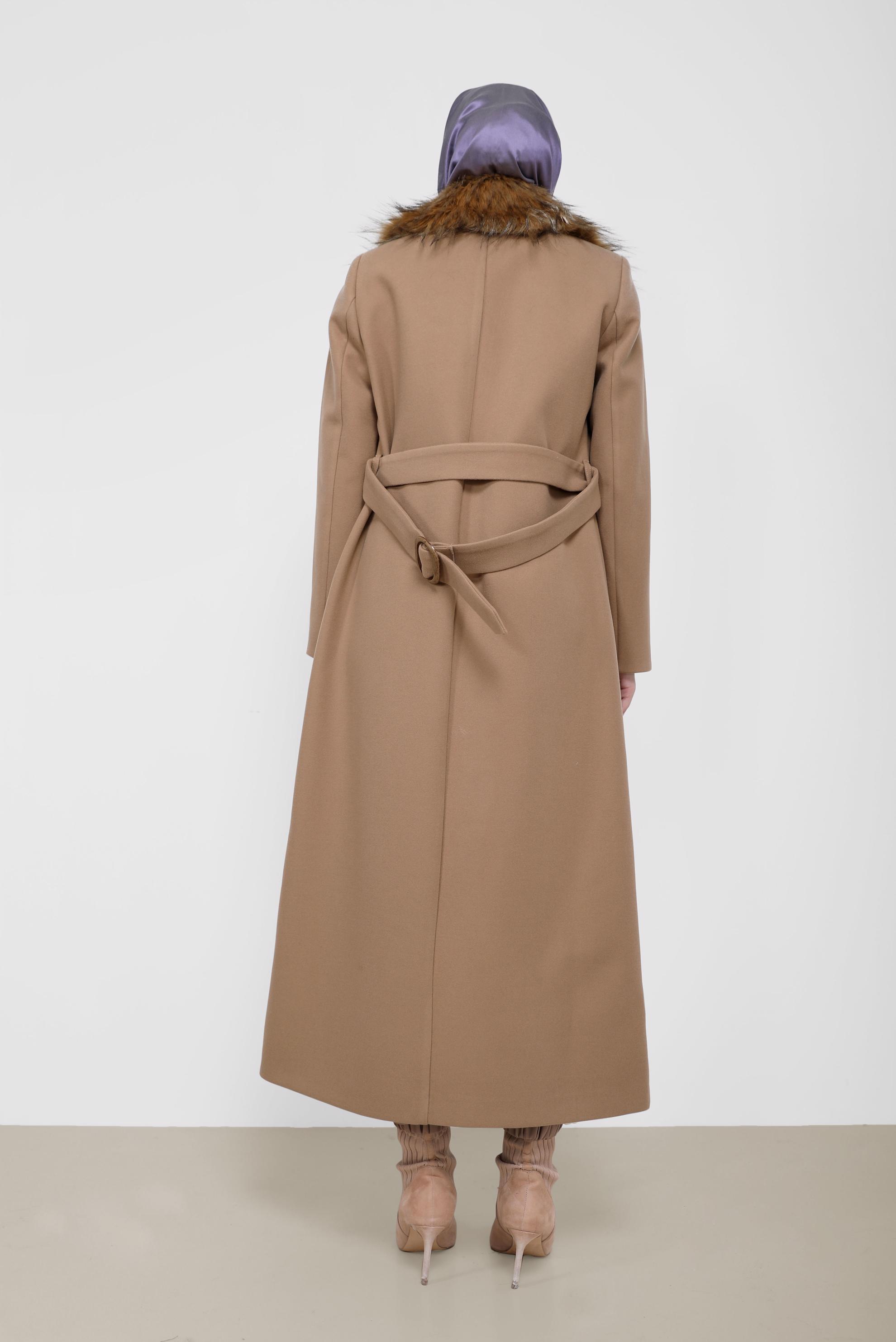 Tesettür giyim KAHVE KÜRK DETAYLI KUŞAKLI UZUN MANTO 90210 