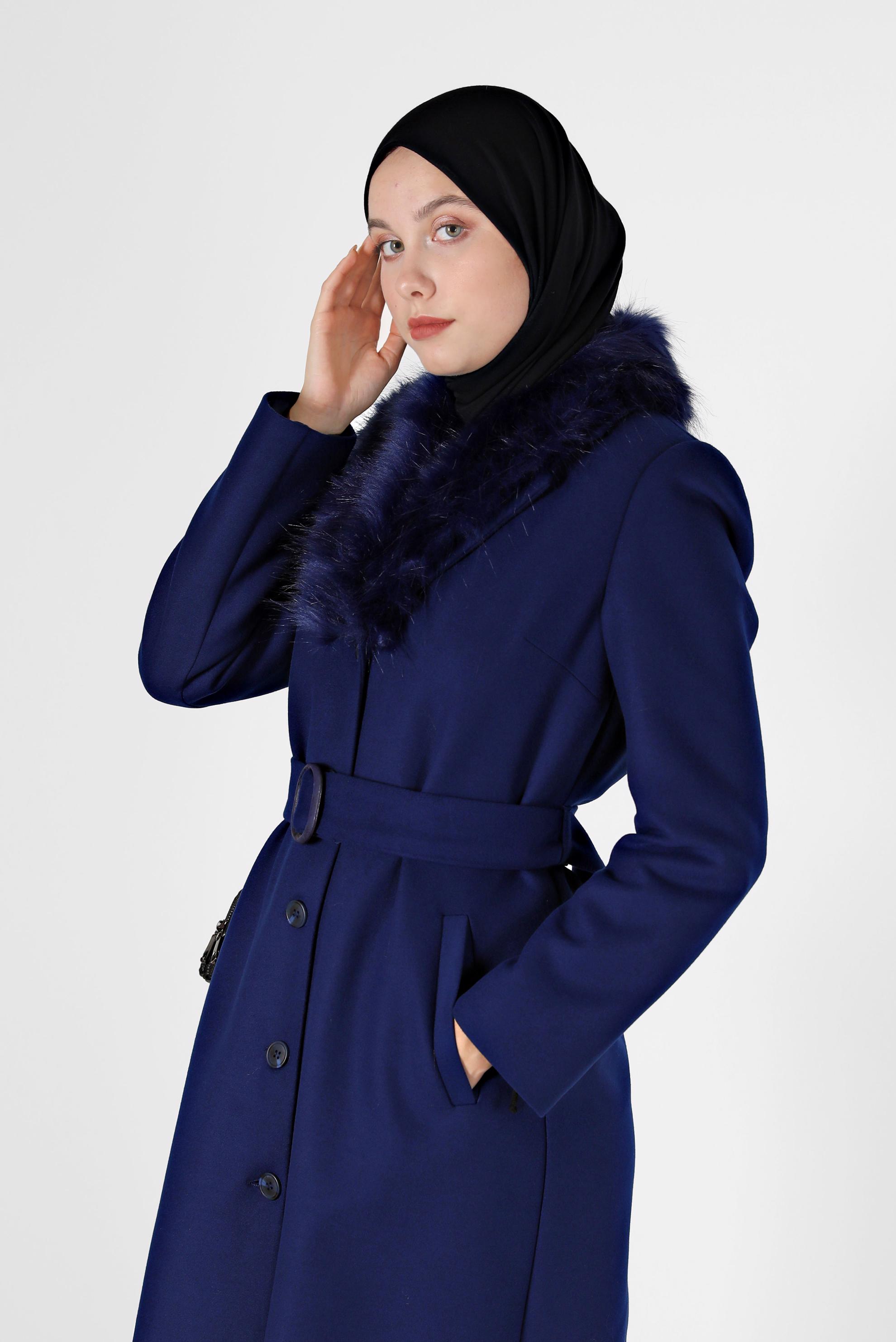 Tesettür giyim LACİVERT KÜRK DETAYLI KUŞAKLI UZUN MANTO 90210 