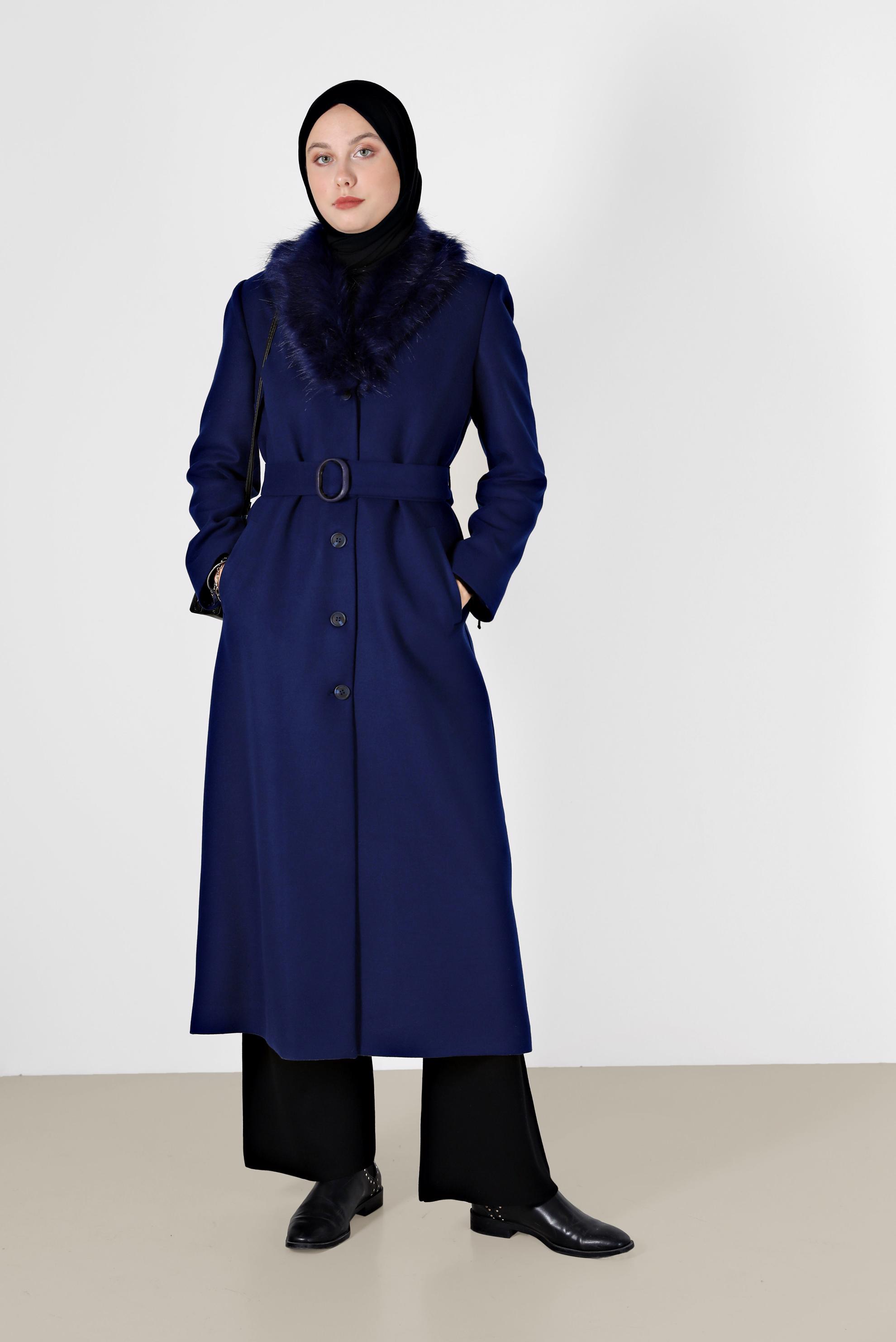 Tesettür giyim LACİVERT KÜRK DETAYLI KUŞAKLI UZUN MANTO 90210 