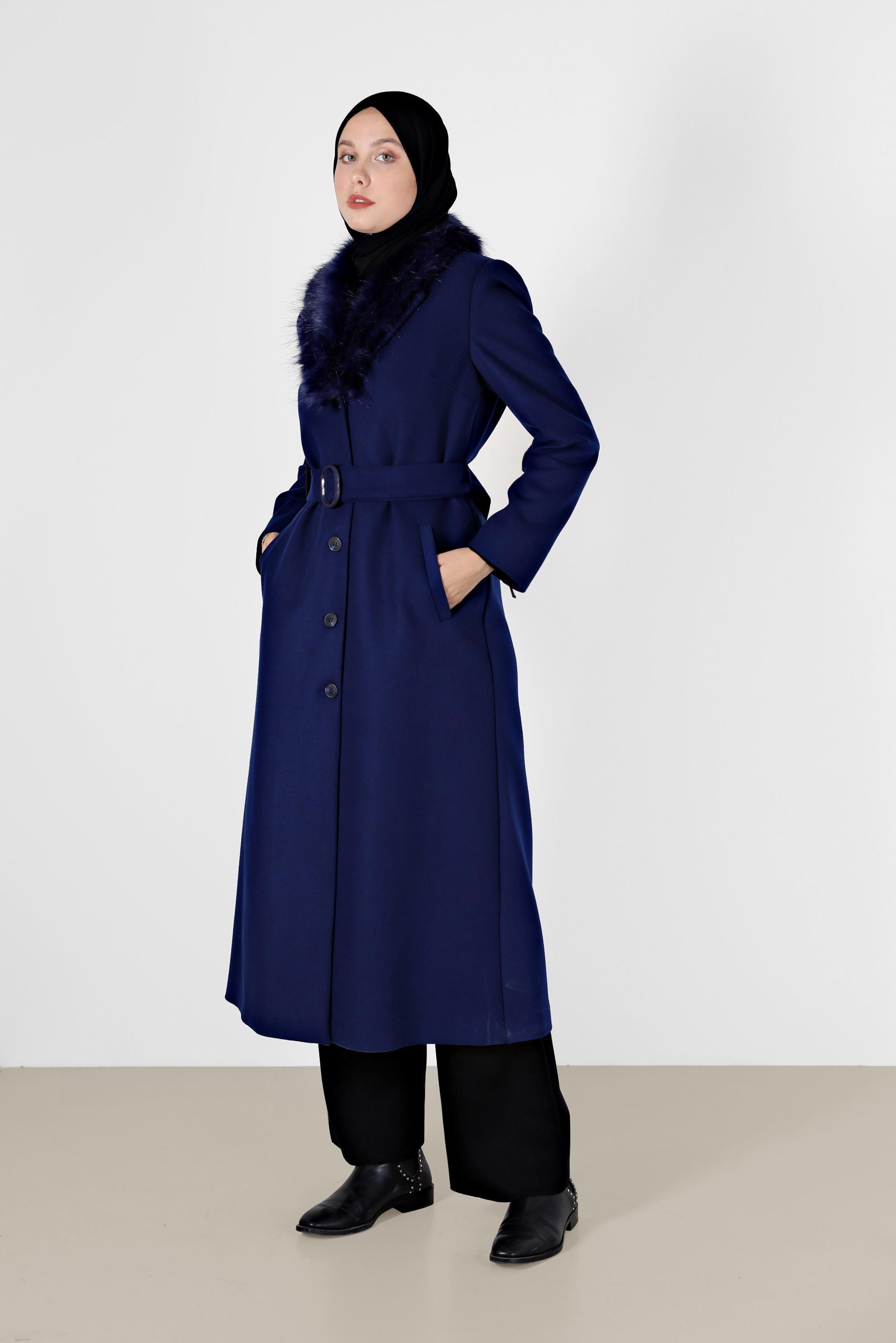Tesettür giyim LACİVERT KÜRK DETAYLI KUŞAKLI UZUN MANTO 90210 