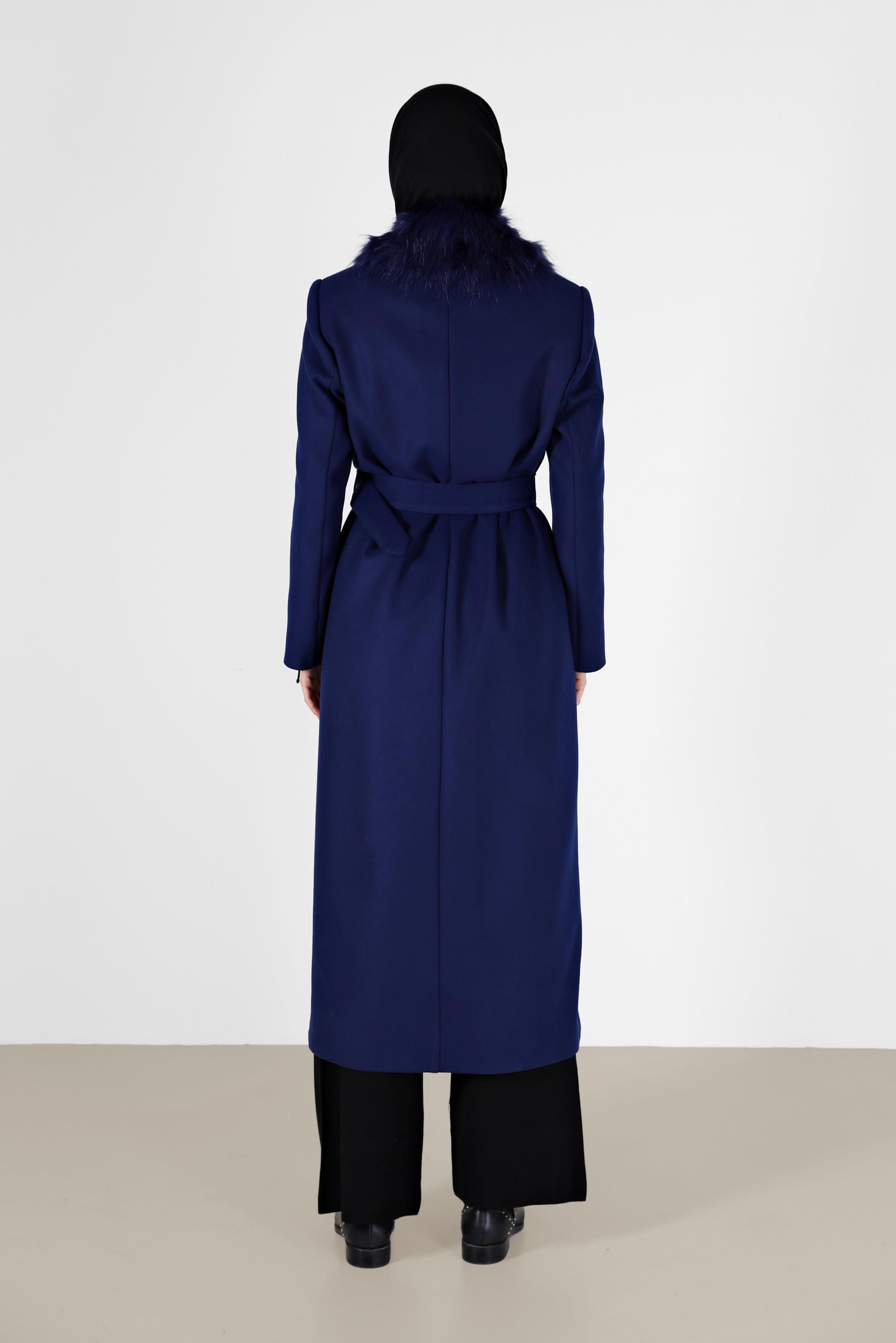 Tesettür giyim LACİVERT KÜRK DETAYLI KUŞAKLI UZUN MANTO 90210 