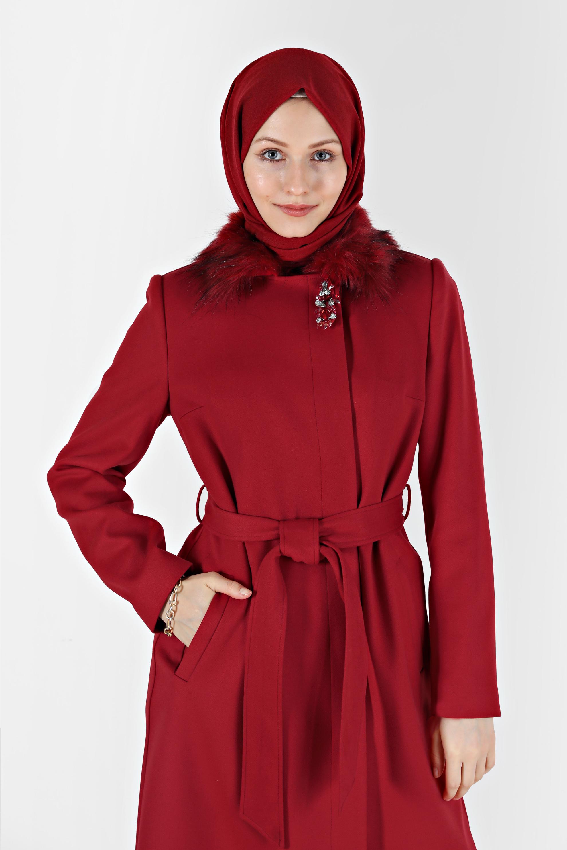 Vêtements hijab ROUGE MANTEAU CEINTURÉ AVEC DÉTAIL FOURRURE 90211