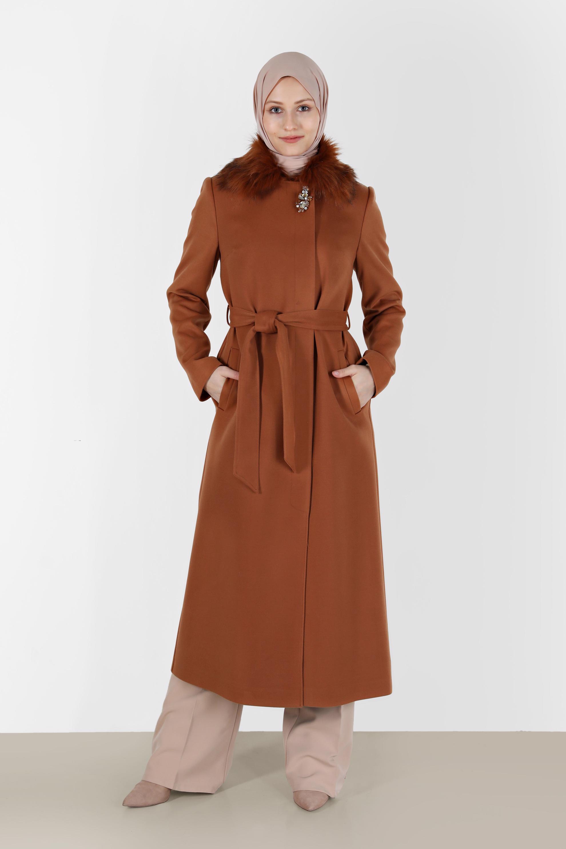 Vêtements hijab TABA MANTEAU CEINTURÉ AVEC DÉTAIL FOURRURE 90211