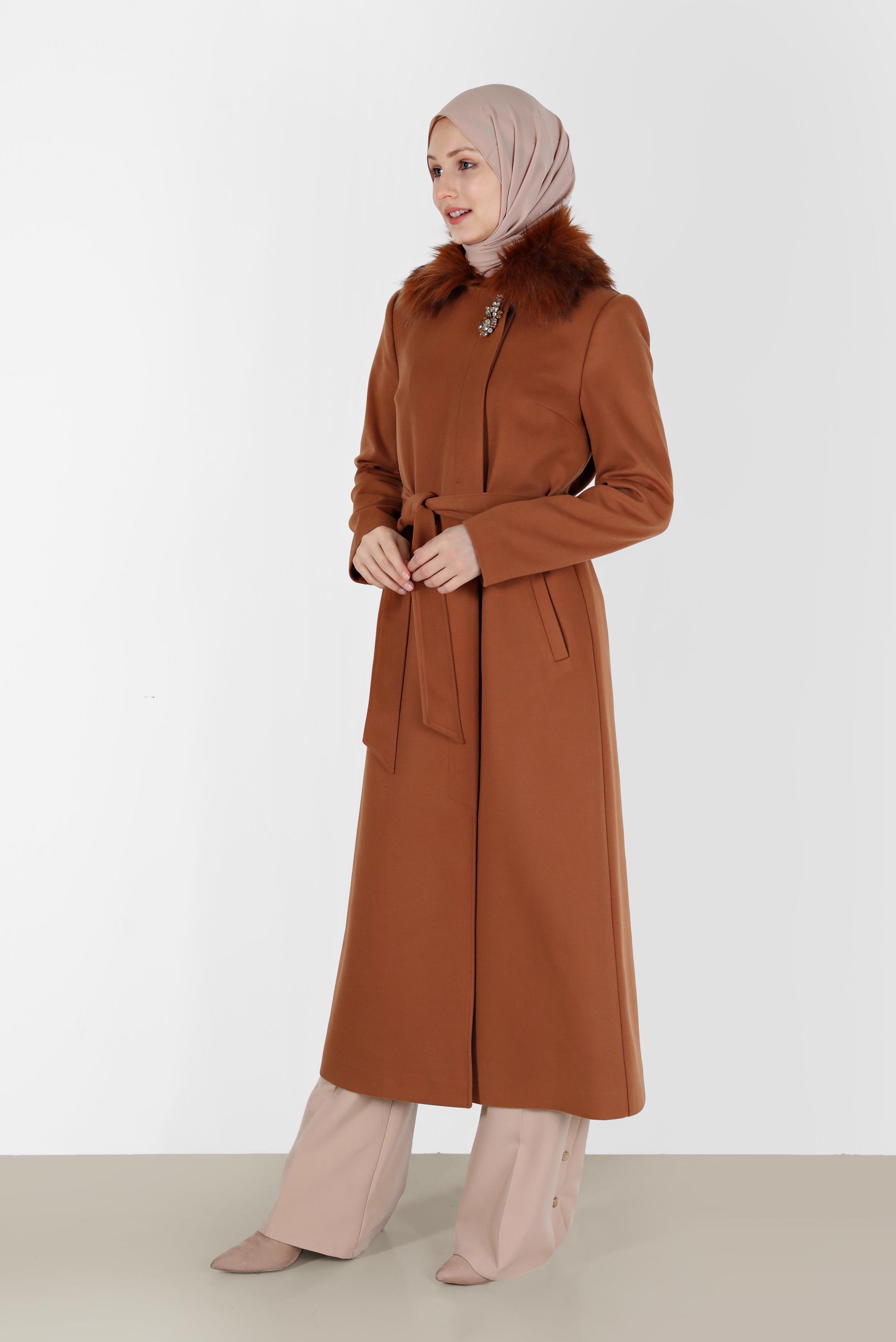 Vêtements hijab TABA MANTEAU CEINTURÉ AVEC DÉTAIL FOURRURE 90211