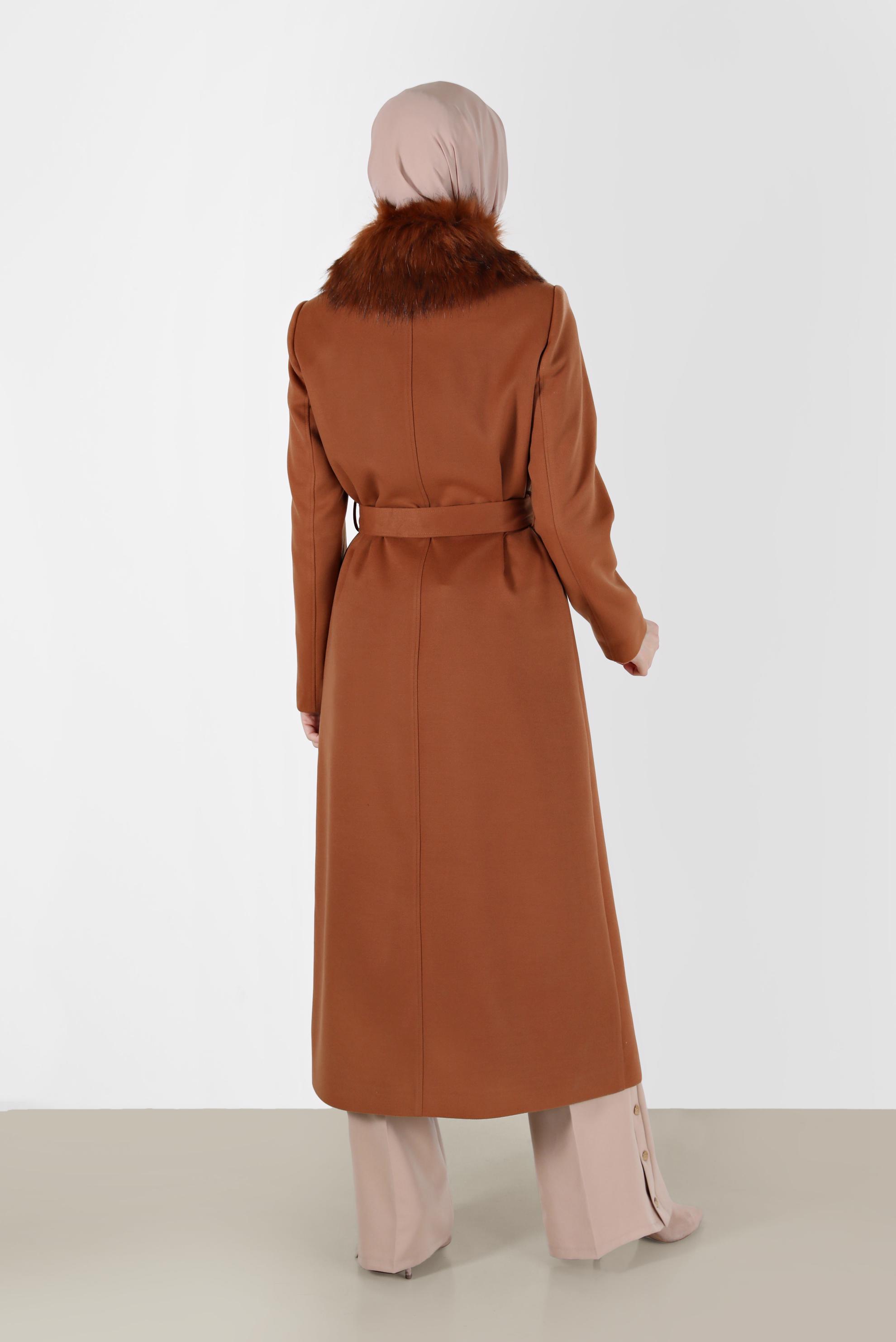 Vêtements hijab TABA MANTEAU CEINTURÉ AVEC DÉTAIL FOURRURE 90211