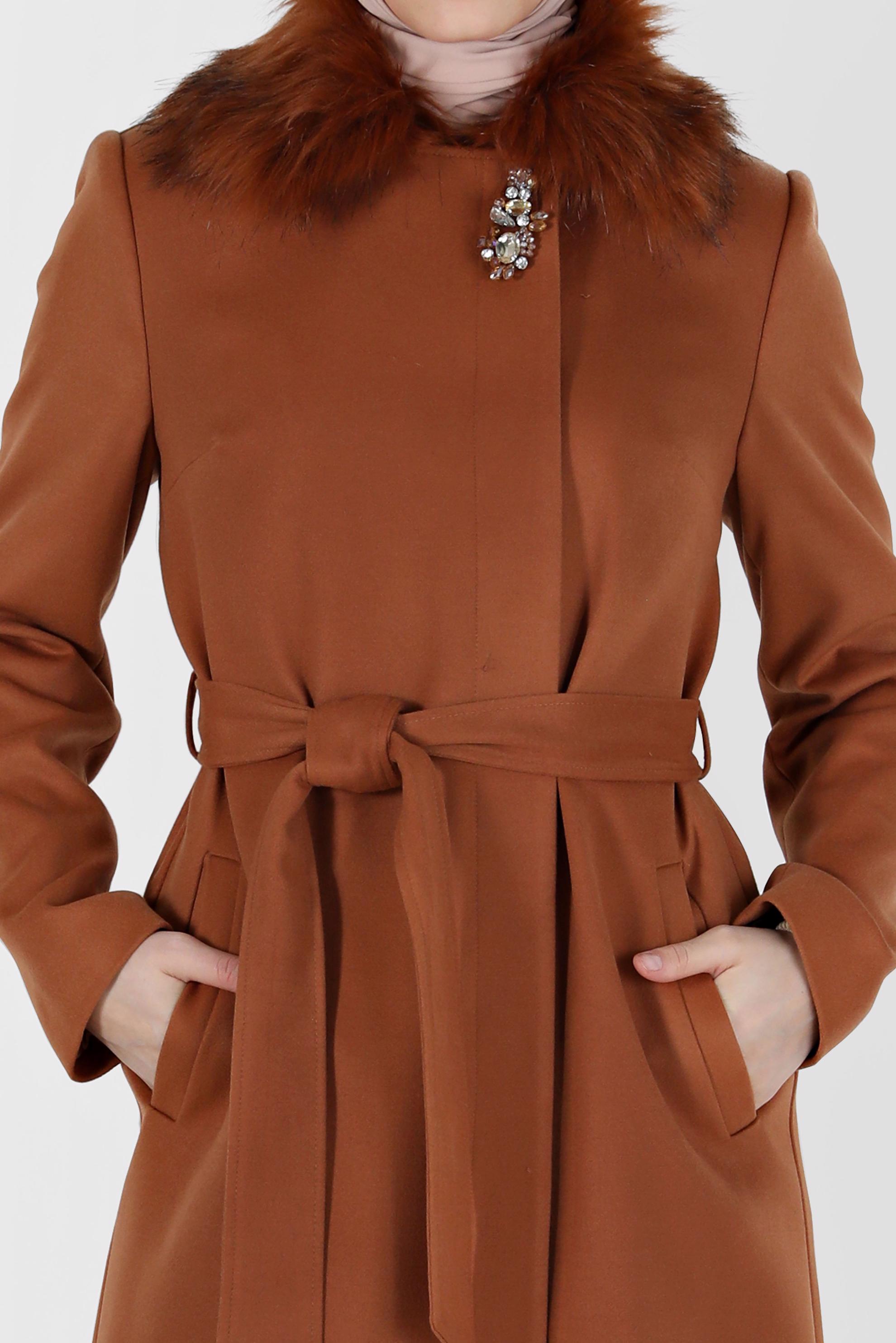 Vêtements hijab TABA MANTEAU CEINTURÉ AVEC DÉTAIL FOURRURE 90211